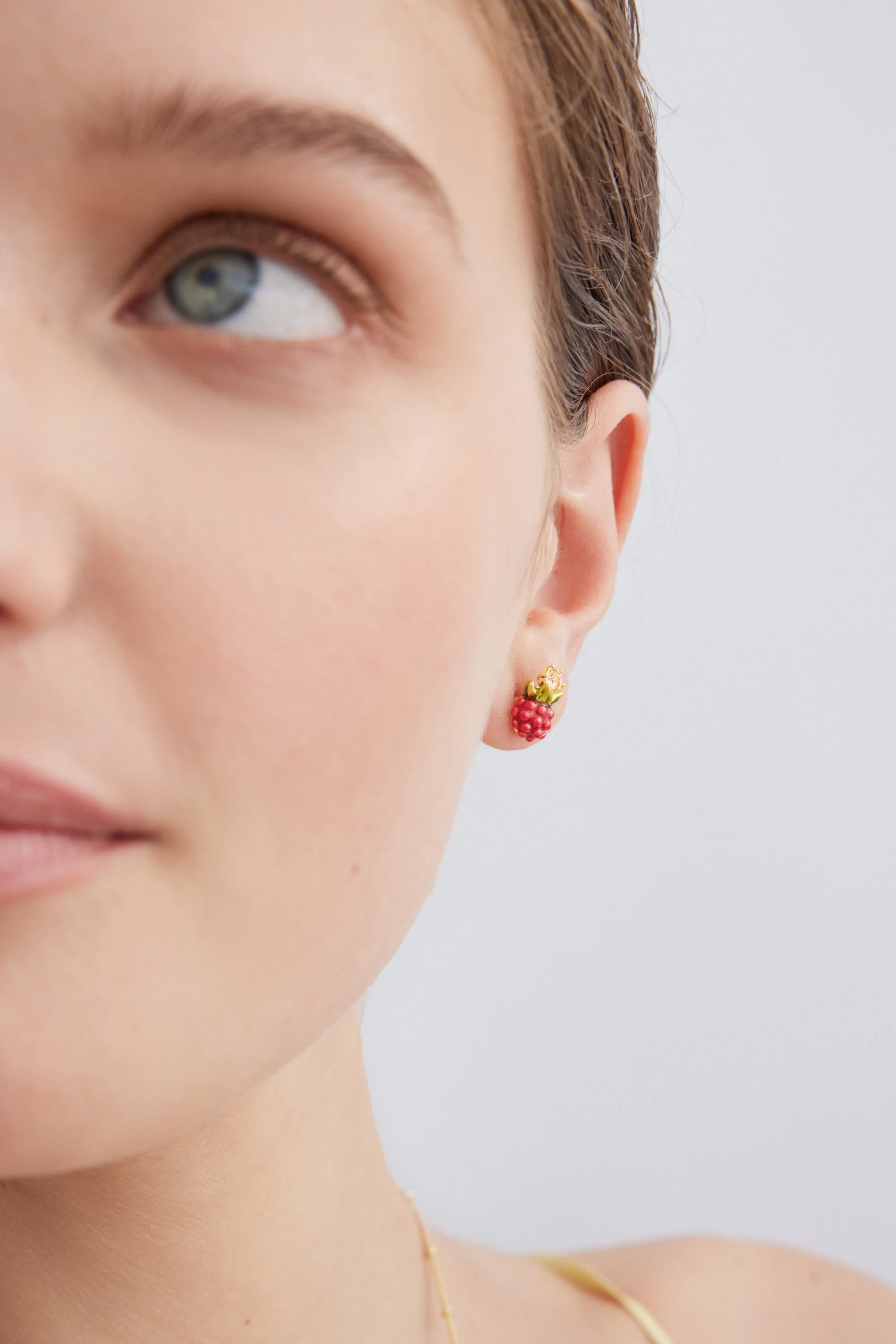Boucles d'oreilles tiges framboise et pierre ronde dorée - Image 2