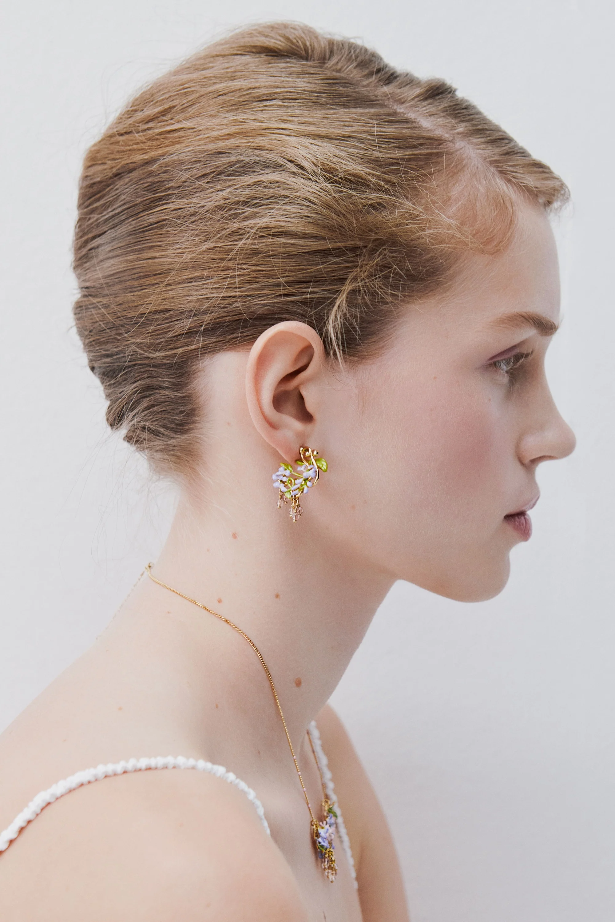 Boucles d'oreilles tiges glycine violette sur arabesque dorée, lierre et perles de cristal facettées - Image 3