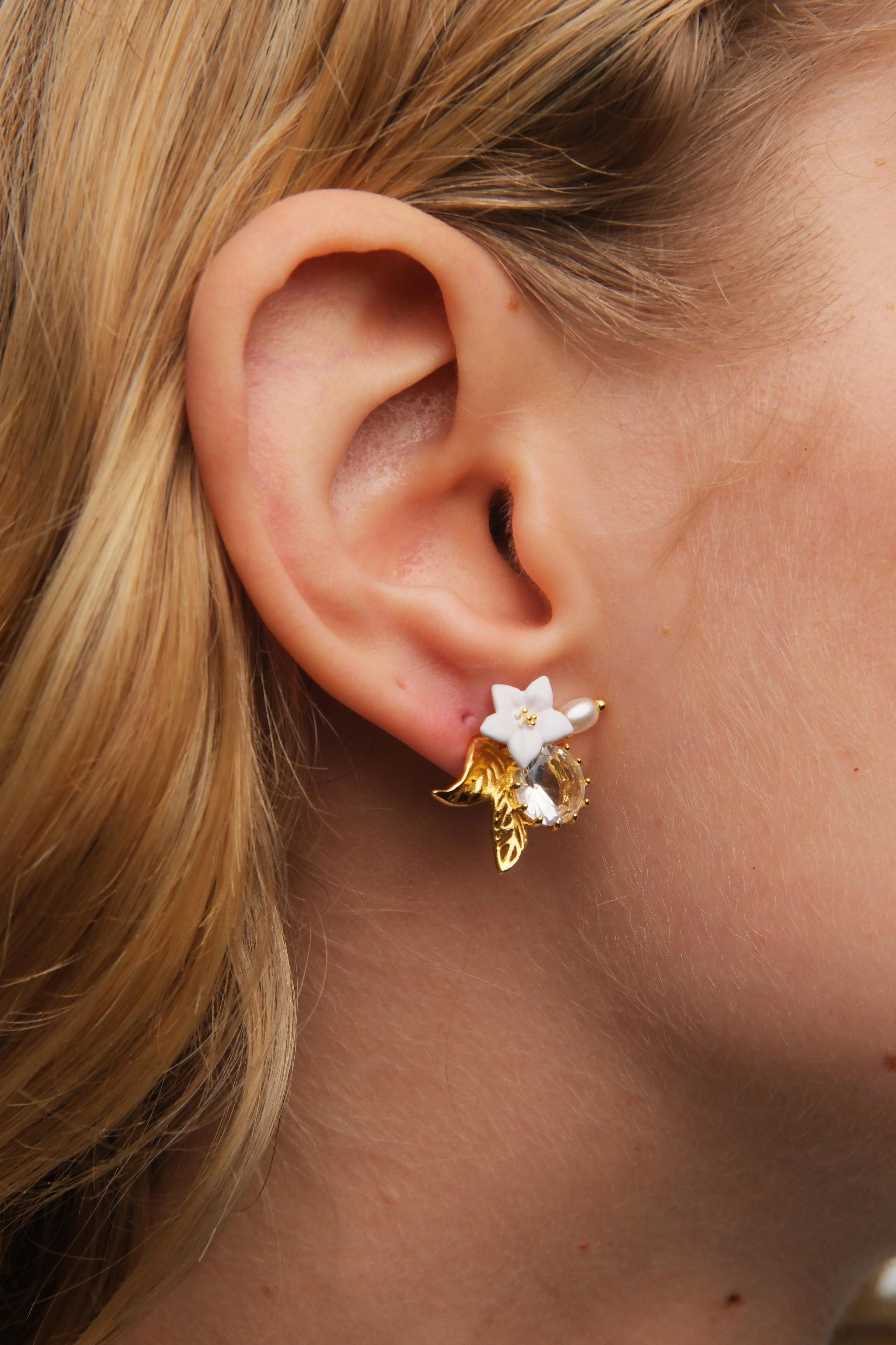 Boucles d'oreilles tiges jasmin officinal blanc, cristal facetté et perle fantaisie - Image 2