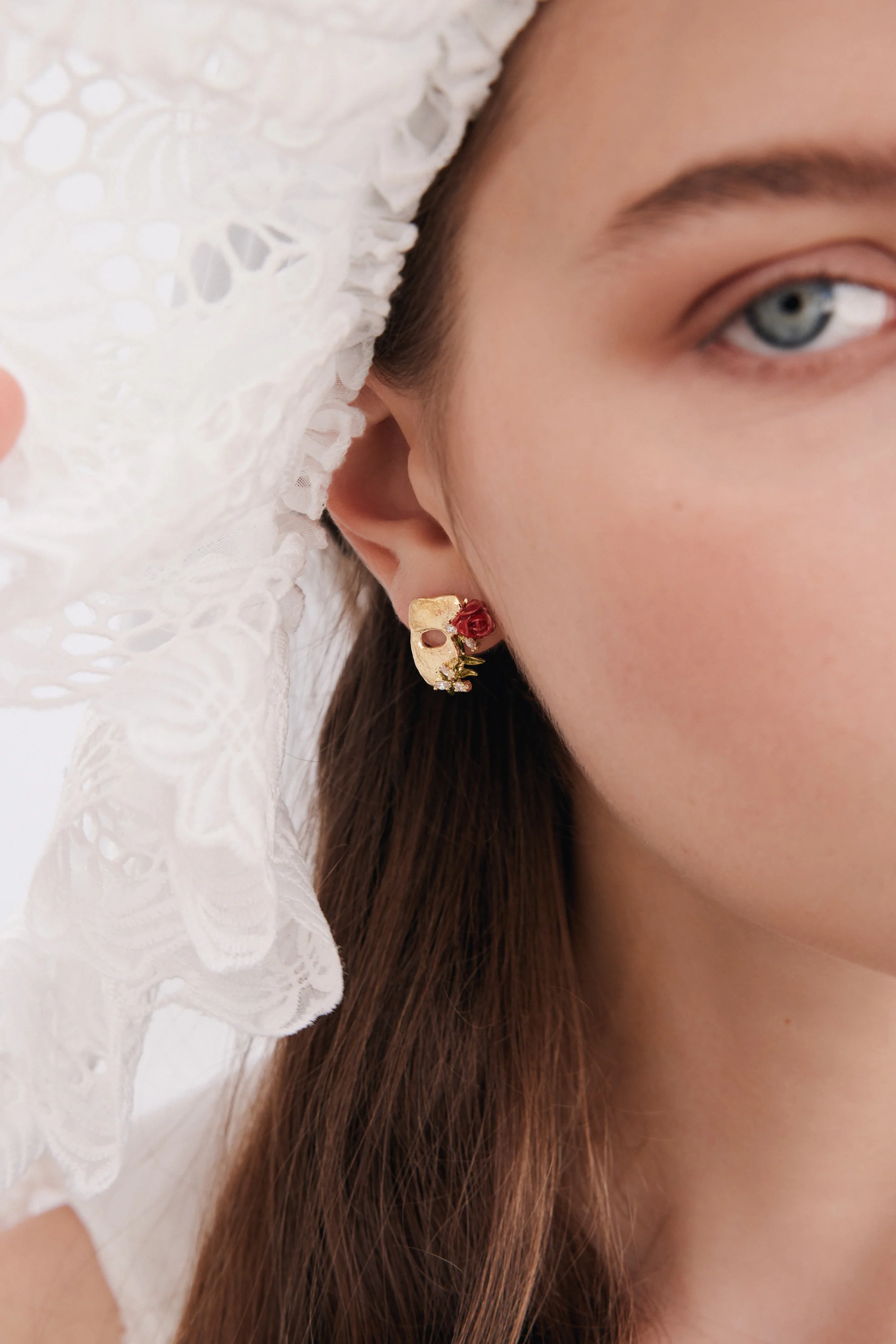 Boucles d'oreilles tiges masque doré, rose et cristaux - Image 2