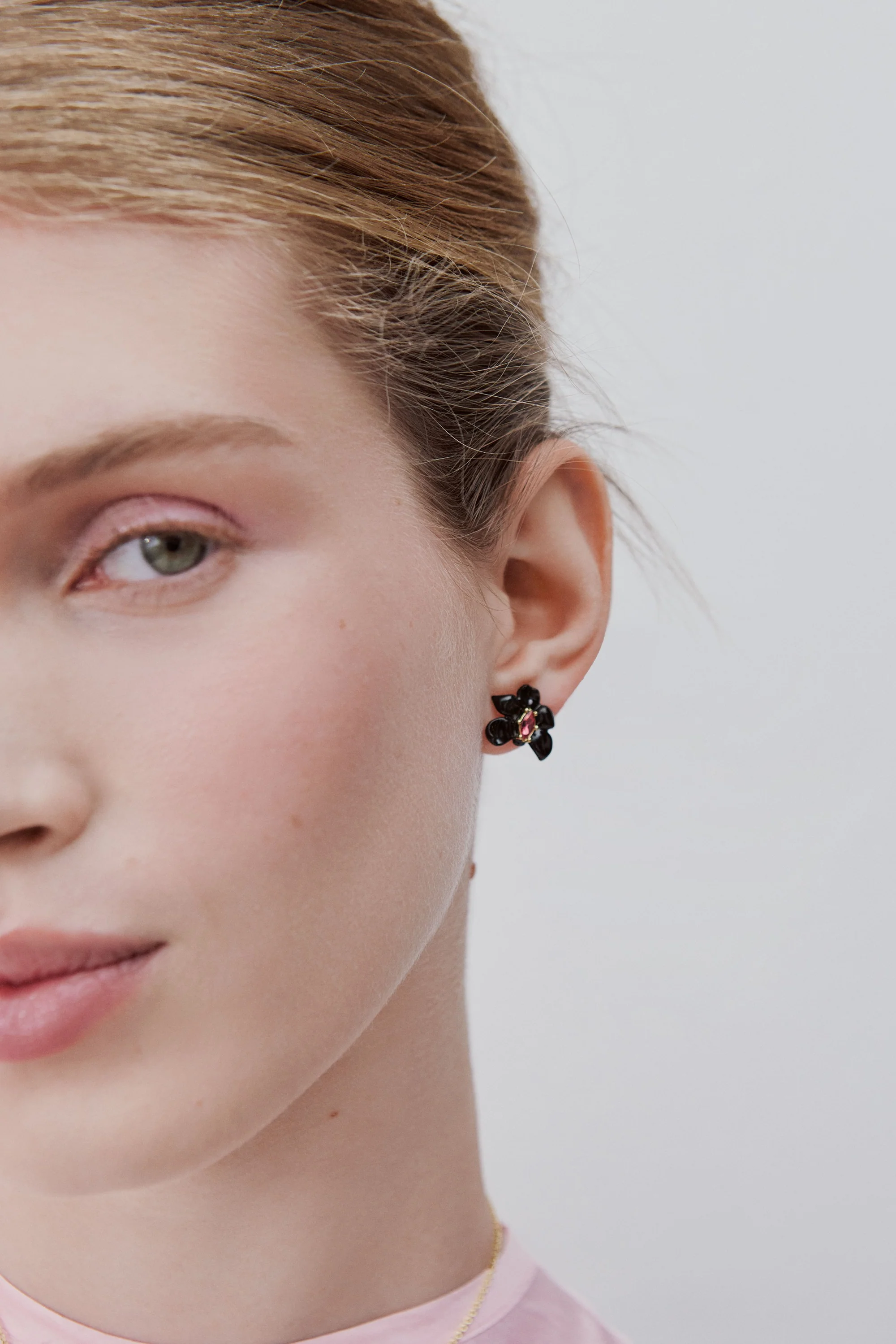 Boucles d'oreilles tiges orchidée noire et cristal rose - Image 2