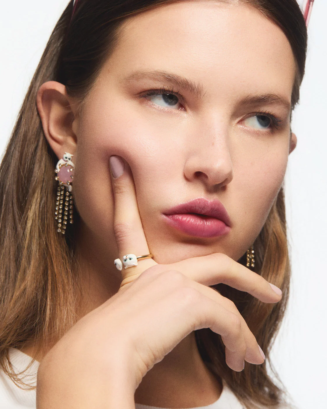 Boucles d'oreilles tiges pendantes chat blanc, pierre ronde rose, chaine strassée - Image 2