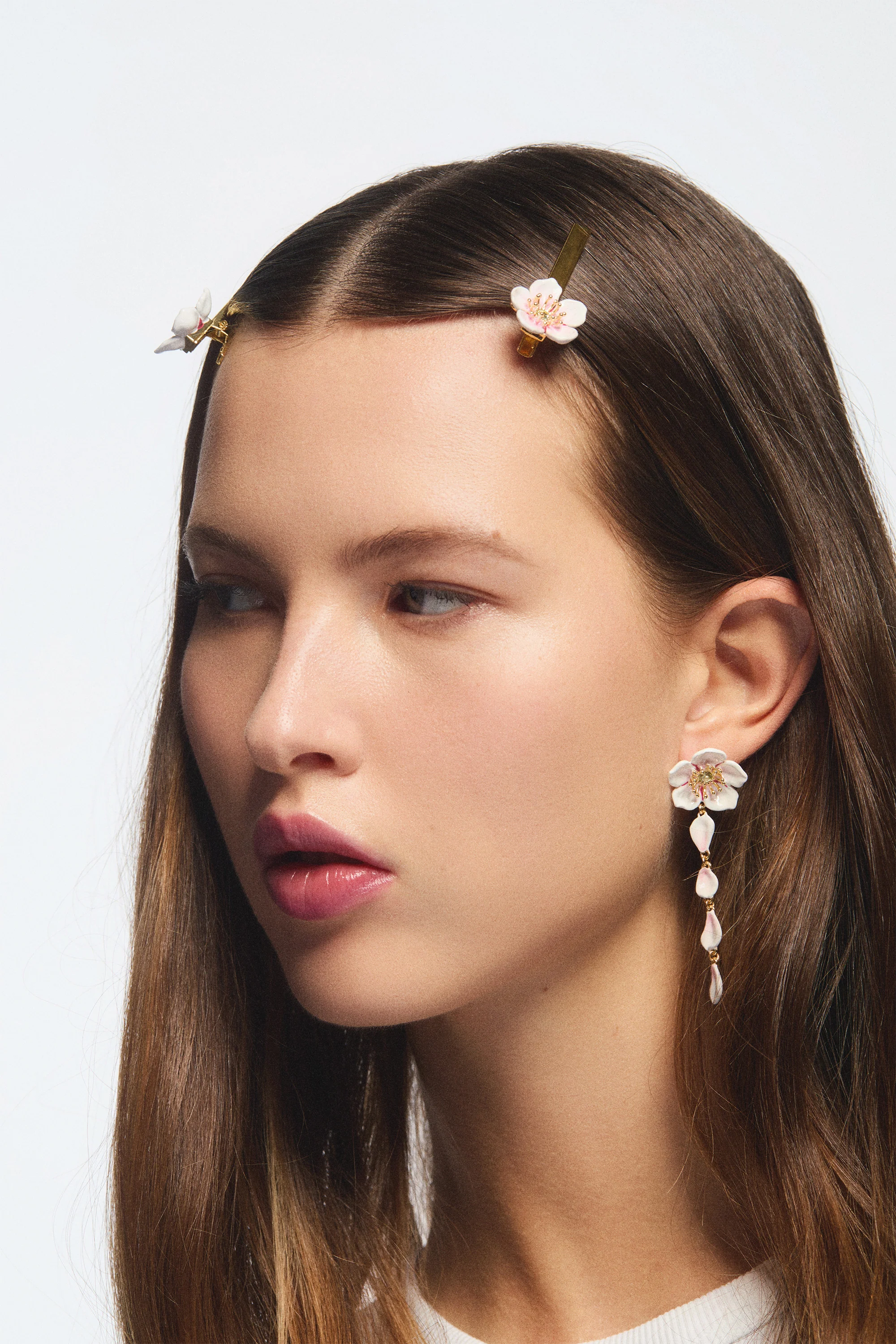 Boucles d'oreilles tiges pendantes fleur blanche de cerisier - Image 2