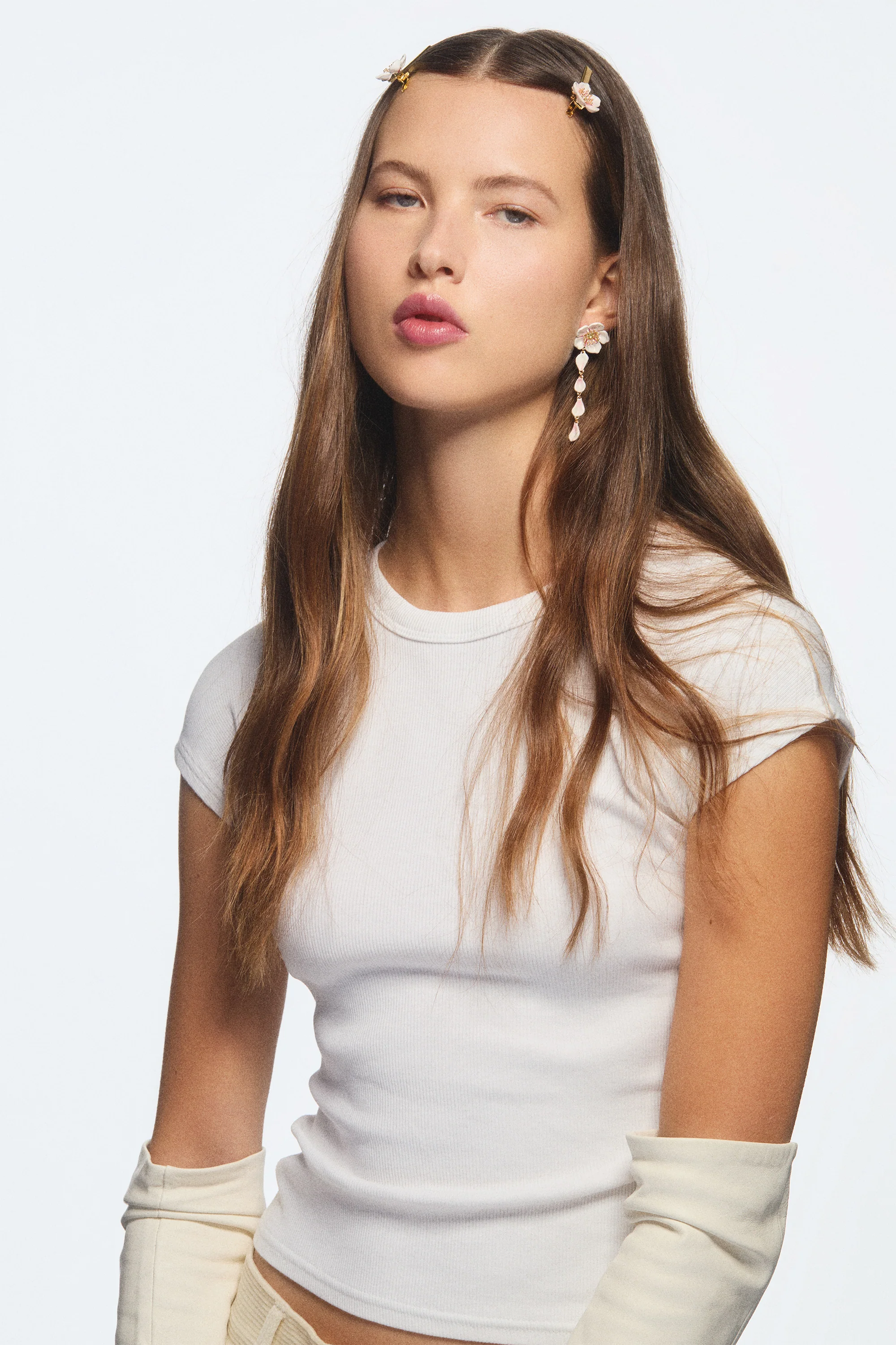Boucles d'oreilles tiges pendantes fleur blanche de cerisier - Image 4