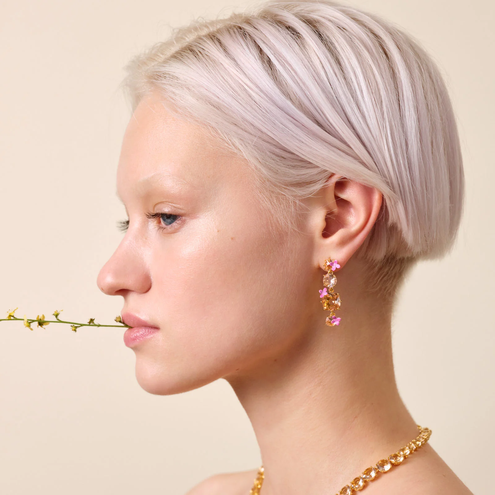Boucles d'oreilles tiges pendantes fleurs 4 pierres et fleurs la diamantine rose abricot - Image 2