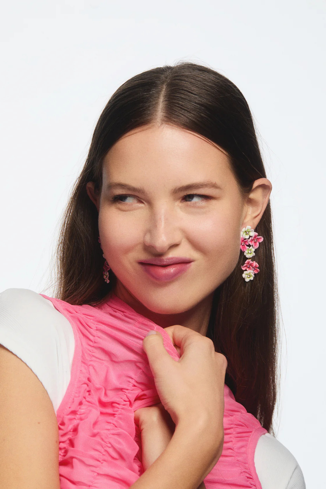 Boucles d'oreilles tiges pendantes fleurs d'hortensia roses et blanches - Image 2
