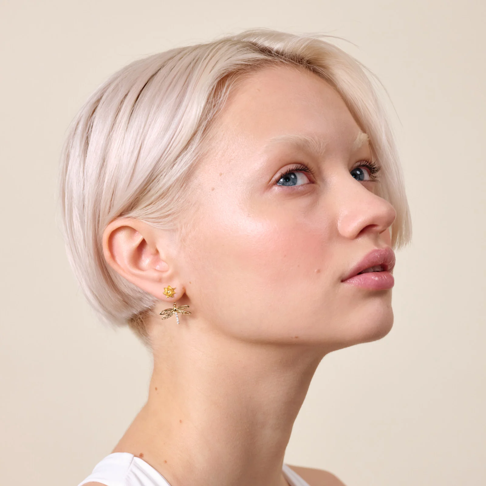 Boucles d'oreilles tiges pendantes libellule, fleur et cristaux - Image 2