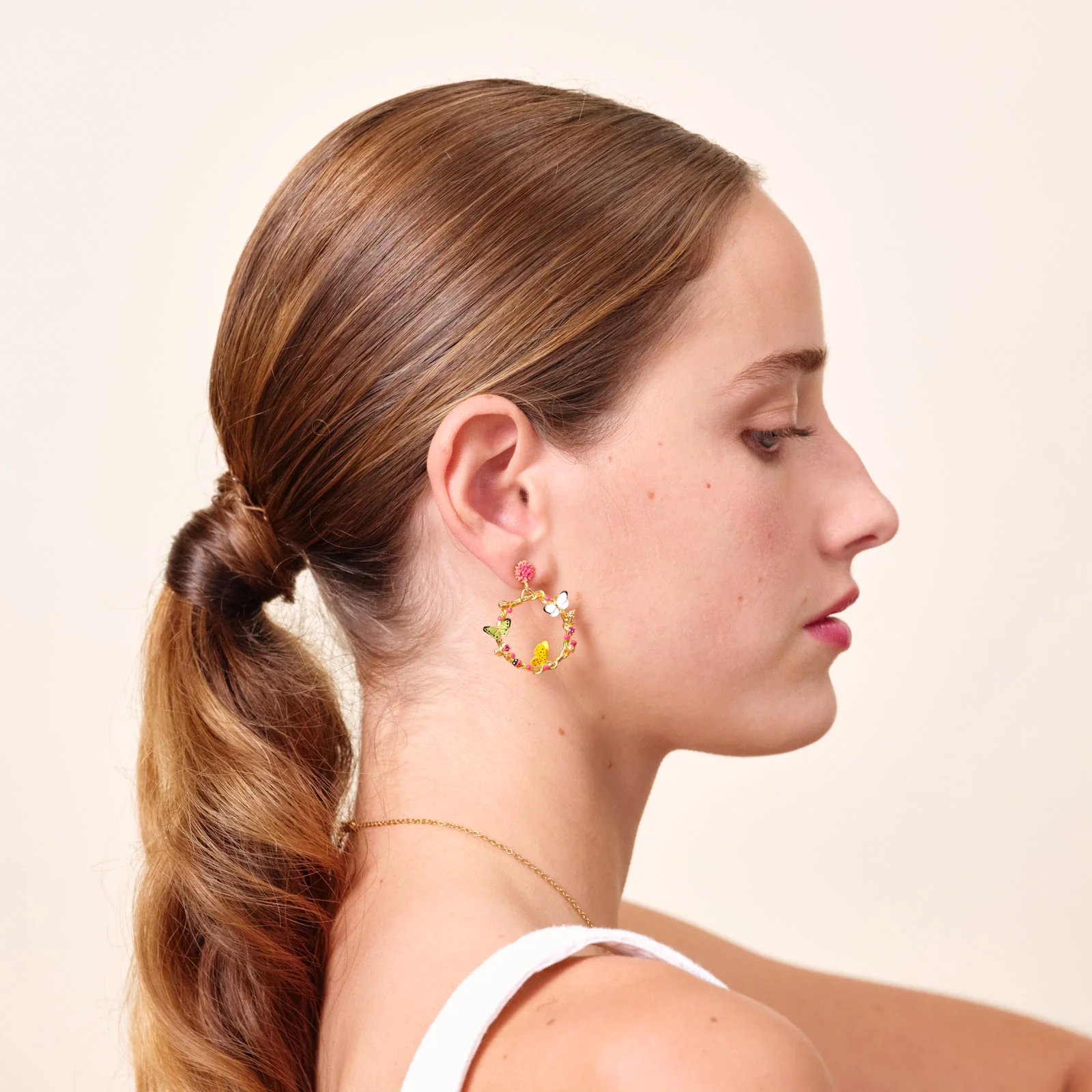 Boucles d'oreilles tiges pendantes papillons et éléments végétaux - Image 2