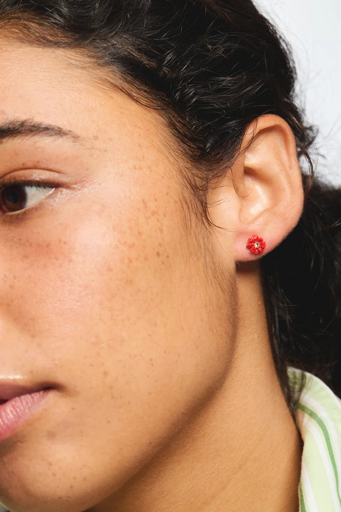 Boucles d'oreilles tiges petites fleurs zinnias rouge et orange - Image 2