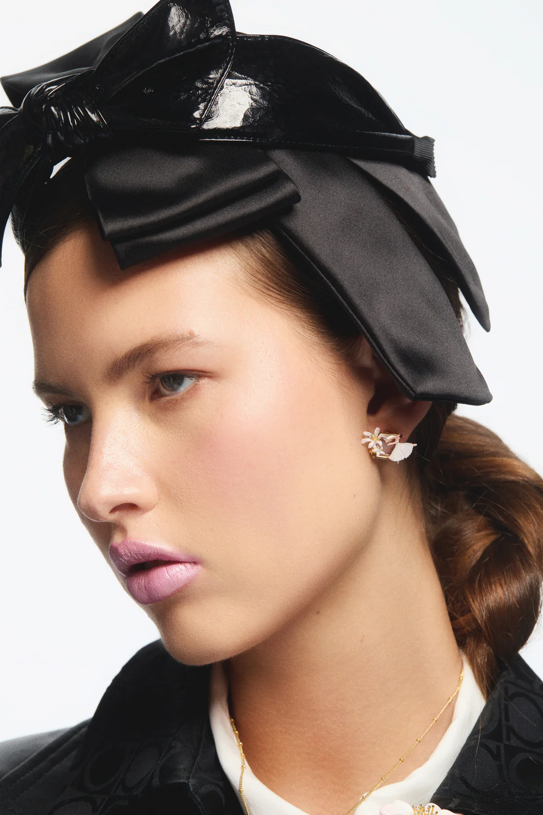 Boucles d'oreilles tiges pierre facettée, Ballerine et Fleur de Lys blanche - Image 2