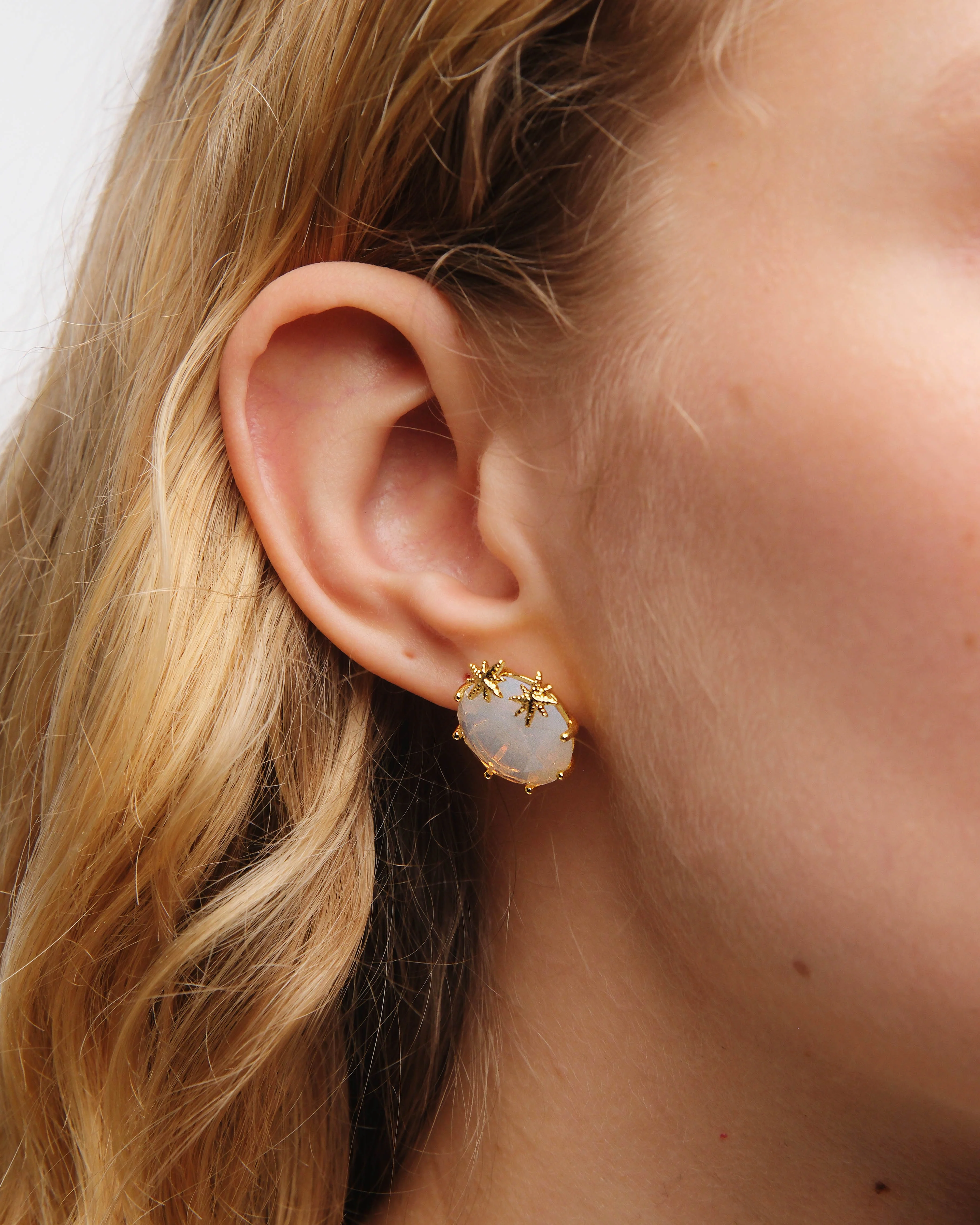 Boucles d'oreilles tiges pierre ronde La Diamantine blanc opalescent et fines étoiles - Image 2