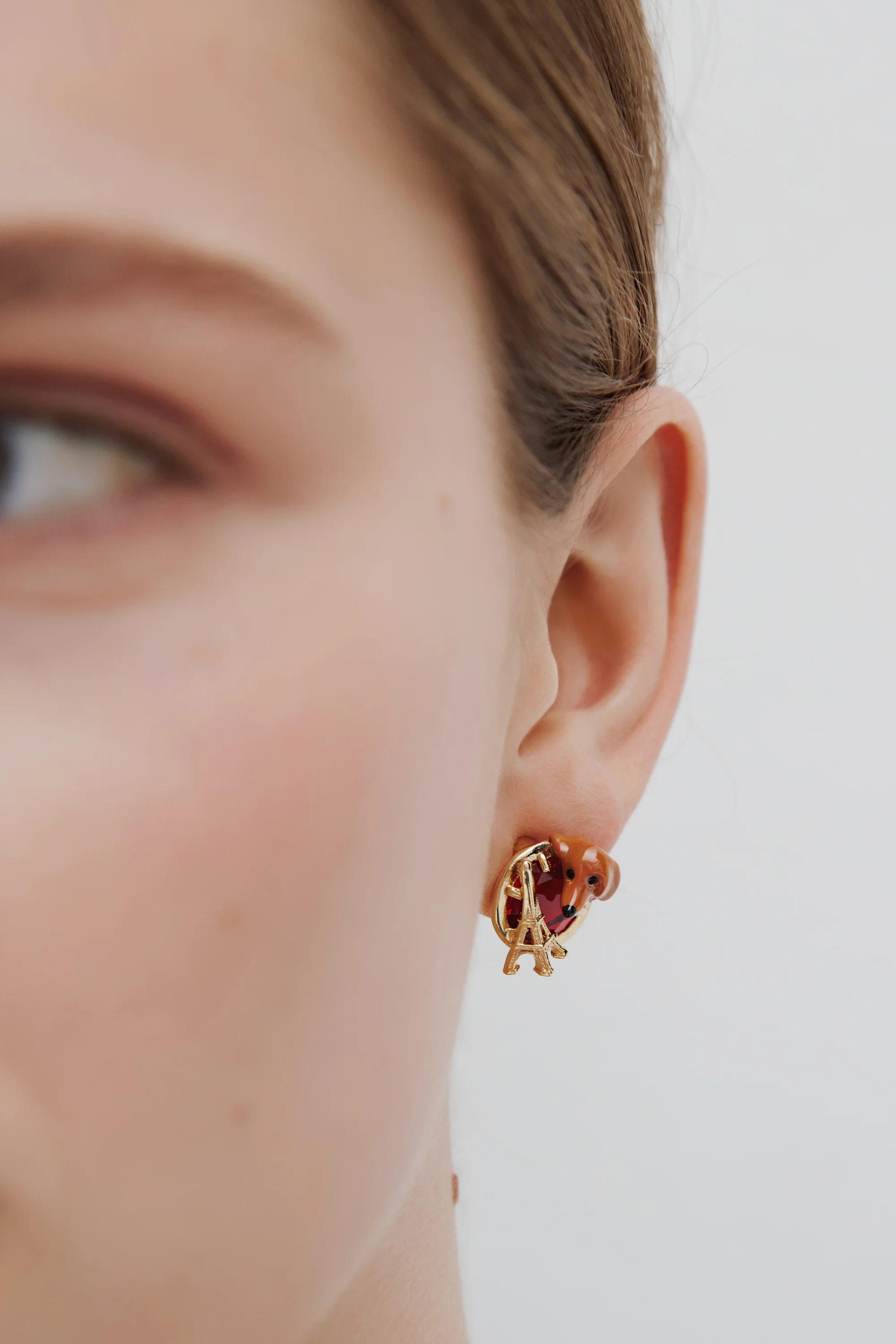 Boucles d'oreilles tiges teckel, tour Eiffel, pierre ronde rouge - Image 2