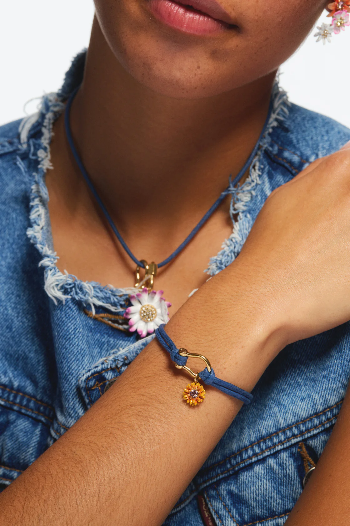Bracelet bleu mousqueton et petite fleur - Image 2