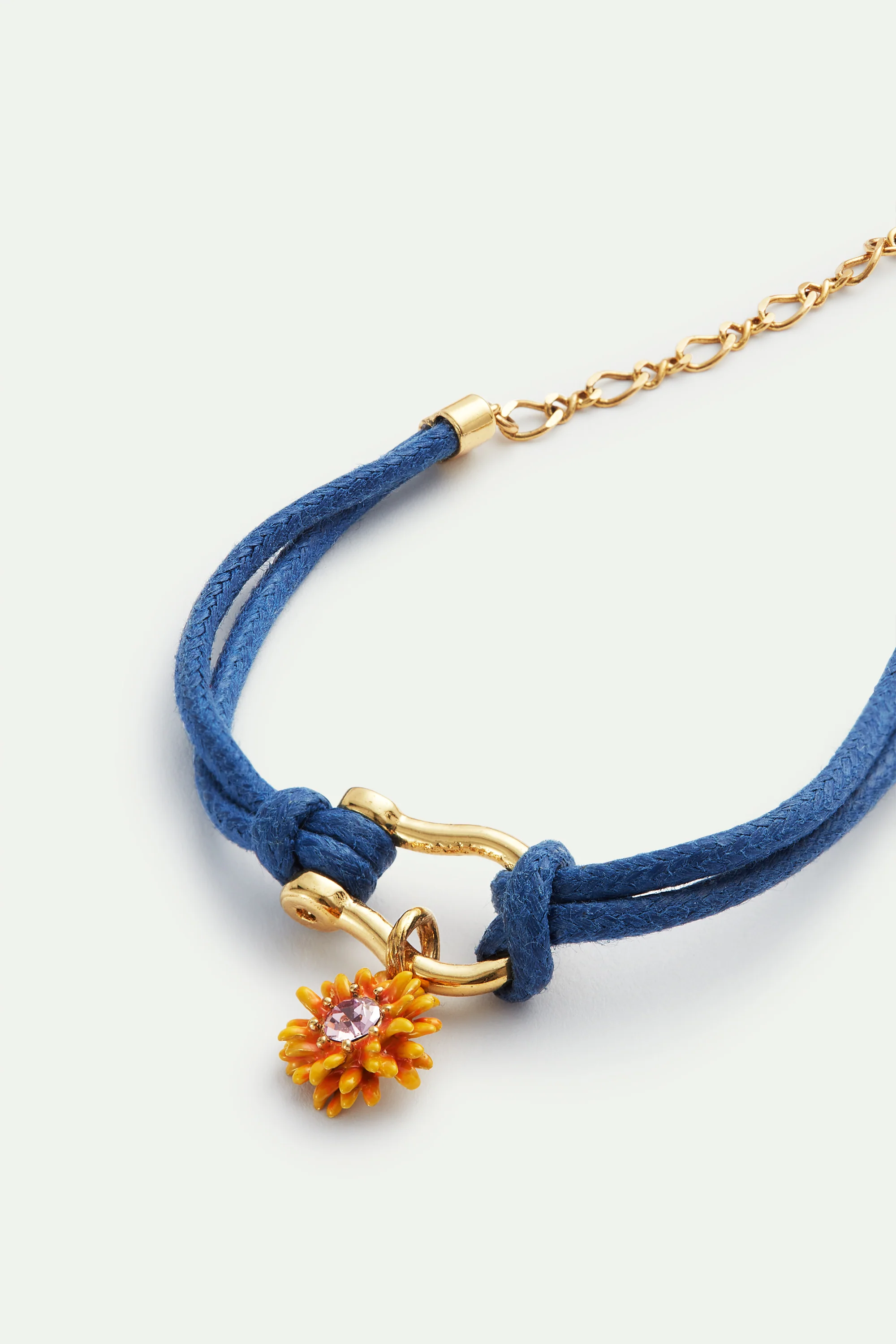 Bracelet bleu mousqueton et petite fleur - Image 3