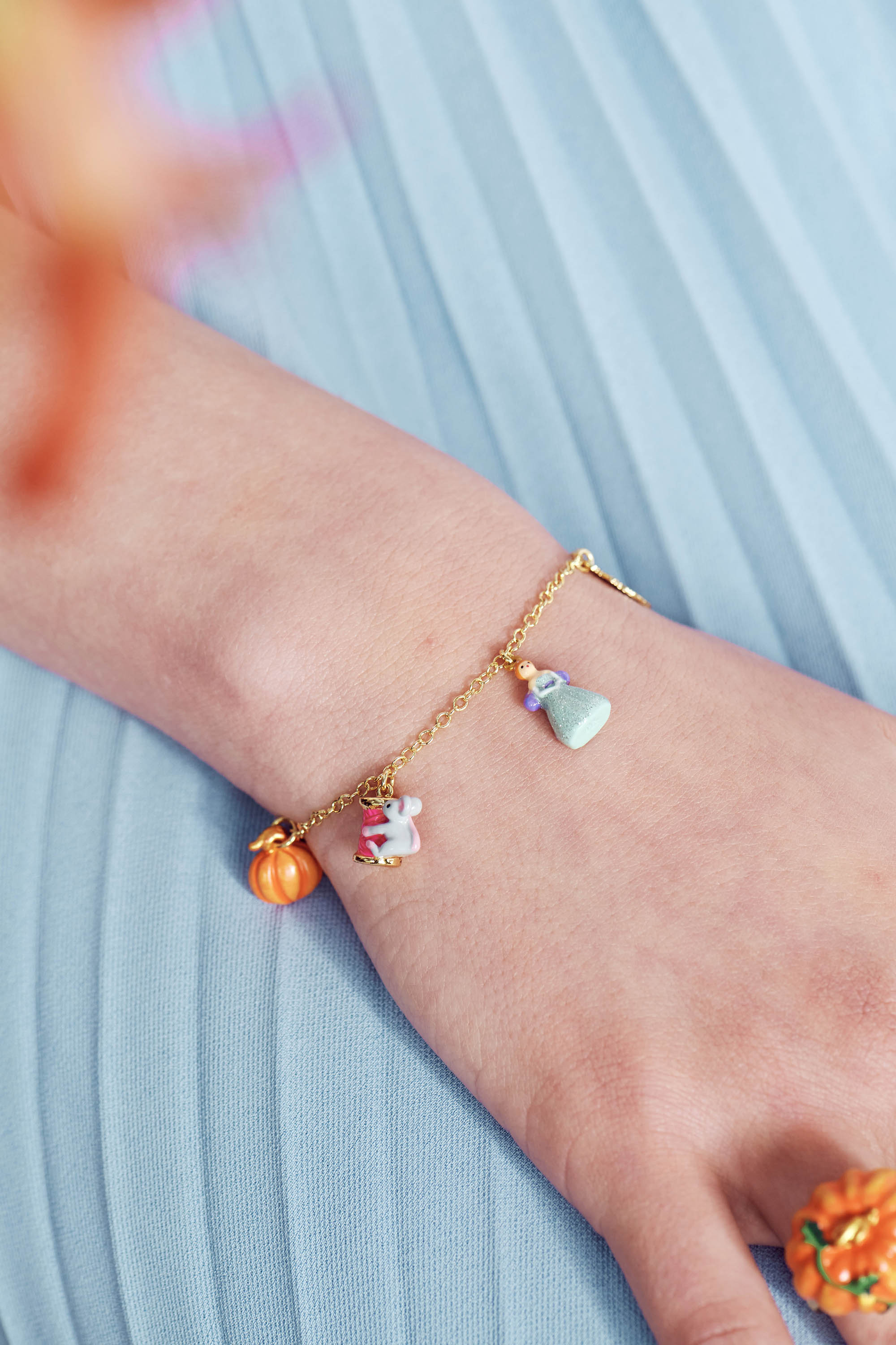 Bracelet charm's citrouille, bobine de fil et souris, cendrillon, horloge et soulier - Image 2