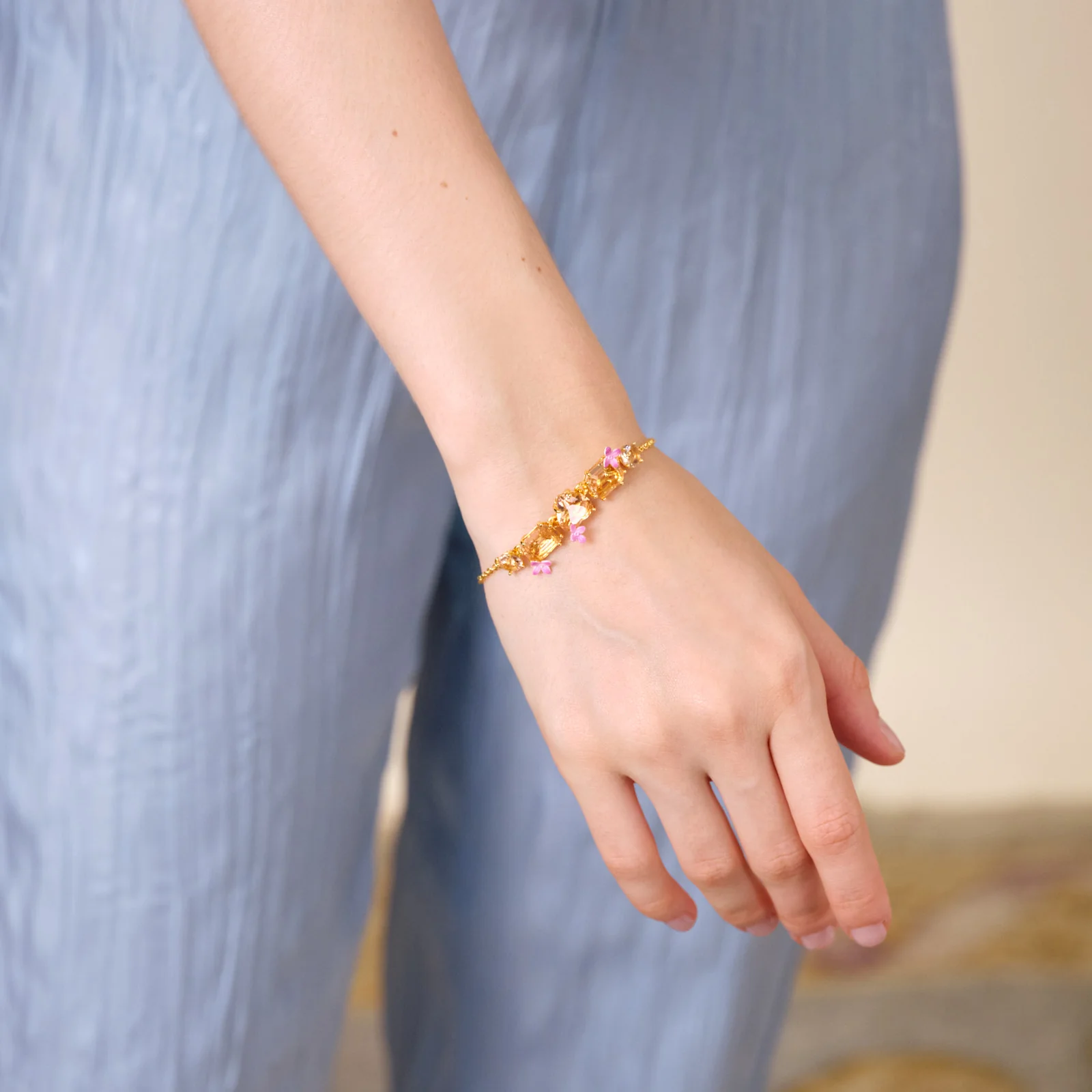 Bracelet fin 5 pierres et fleurs la diamantine rose abricot - Image 2