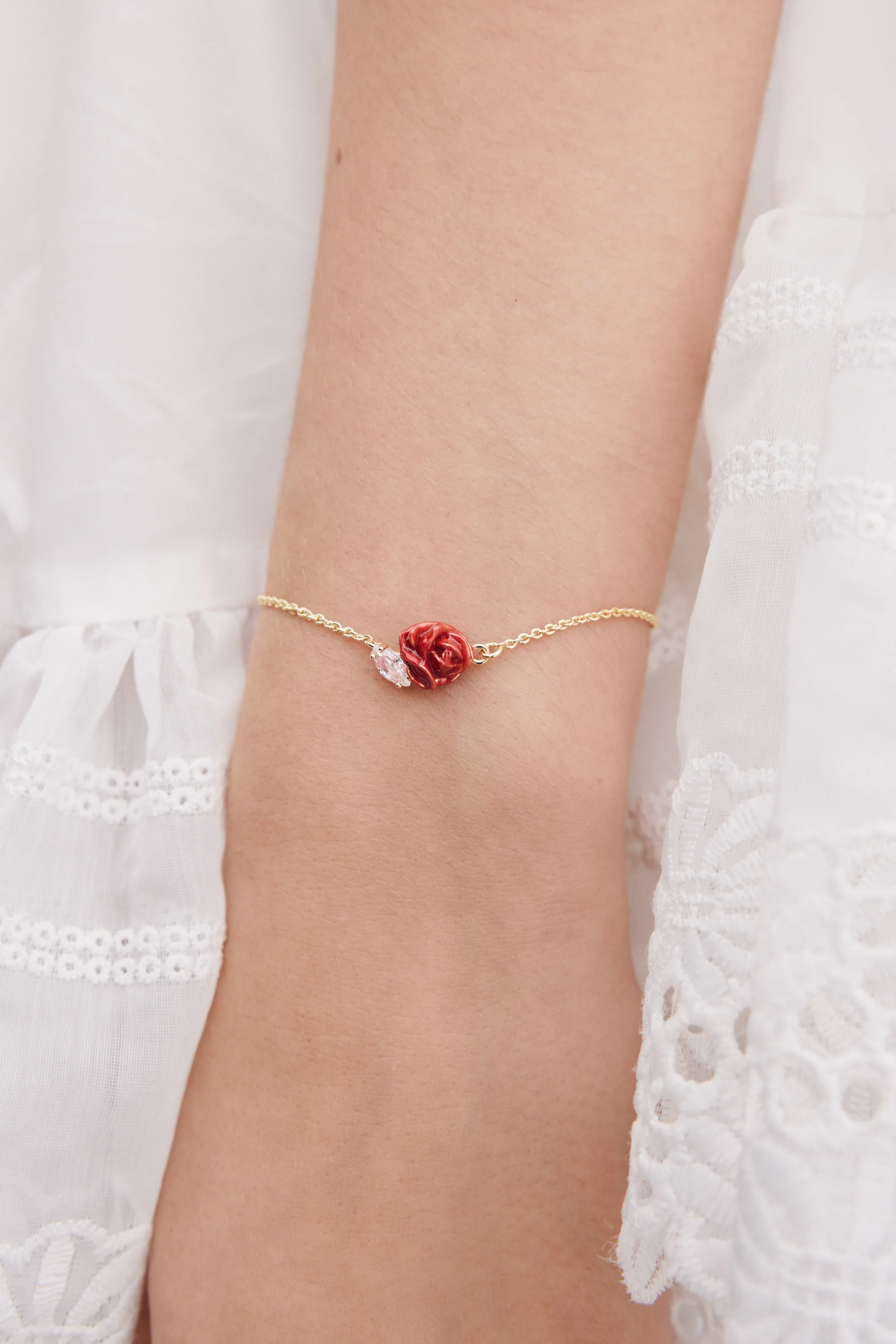 Bracelet fin bouton de rose rouge et cristal taillé - Image 2