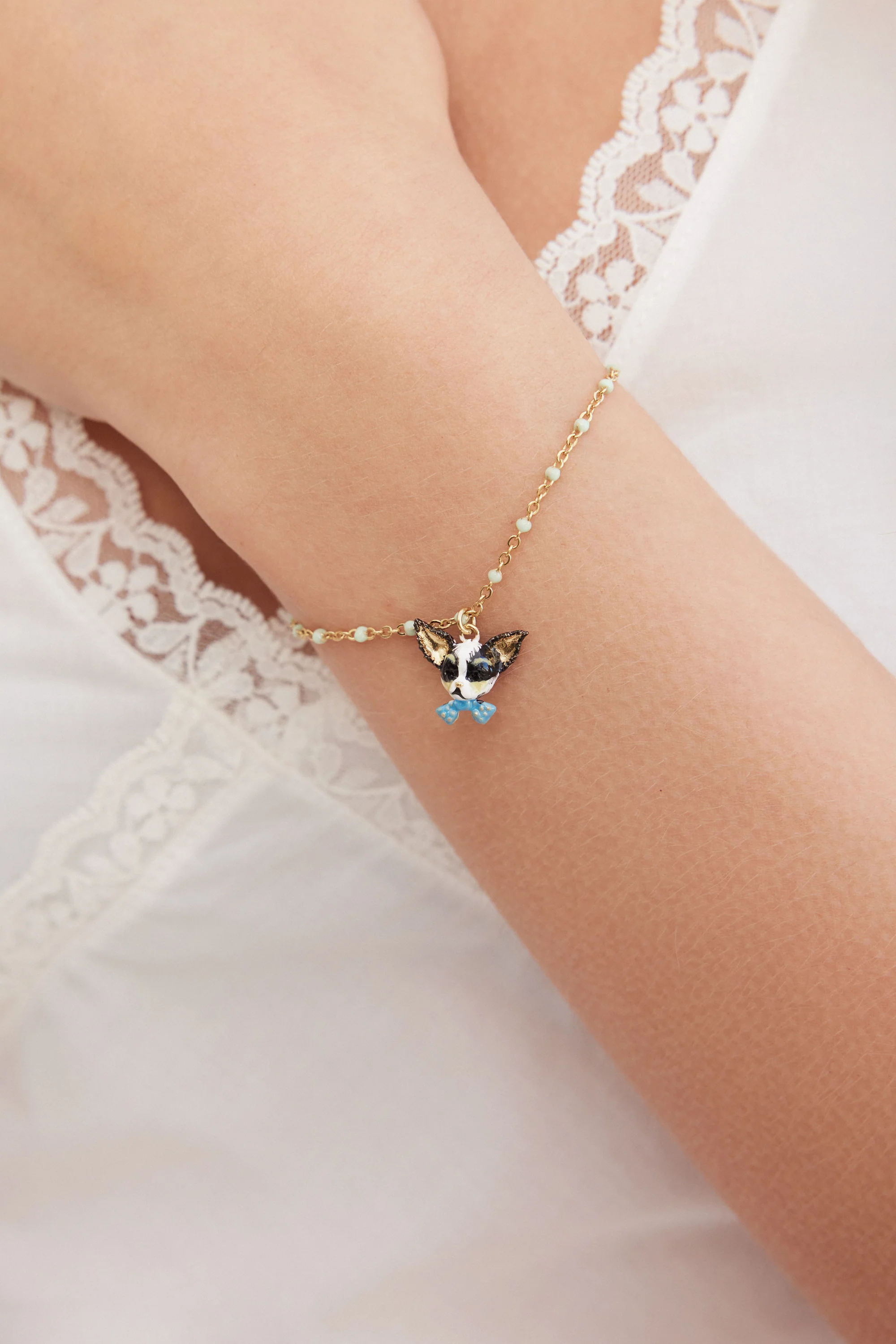 Bracelet fin Chihuahua et noeud papillon bleu - Image 2