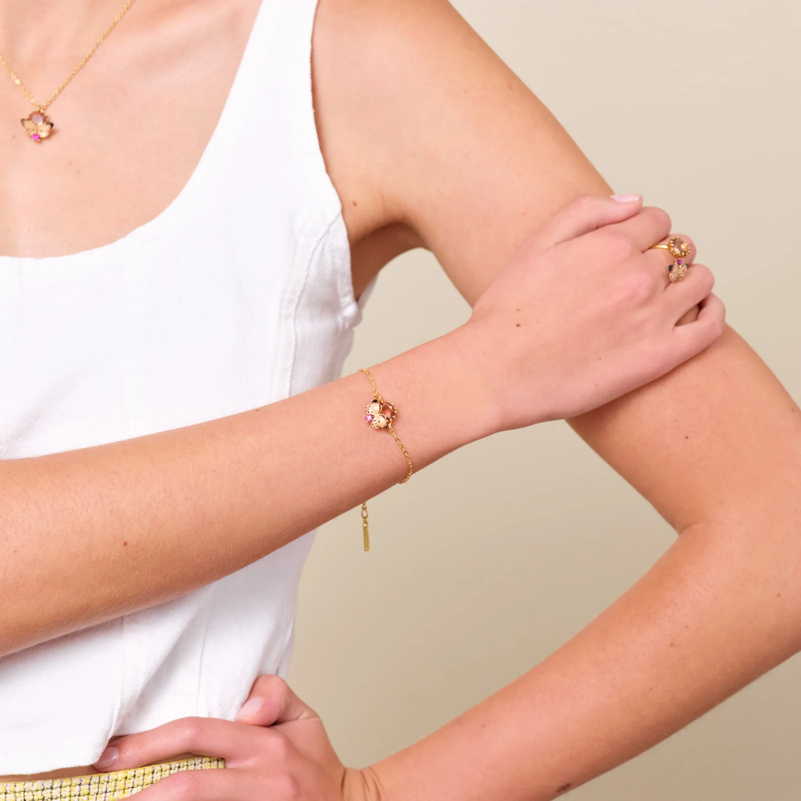 Bracelet fin papillon blanc et pierres rondes - Image 2