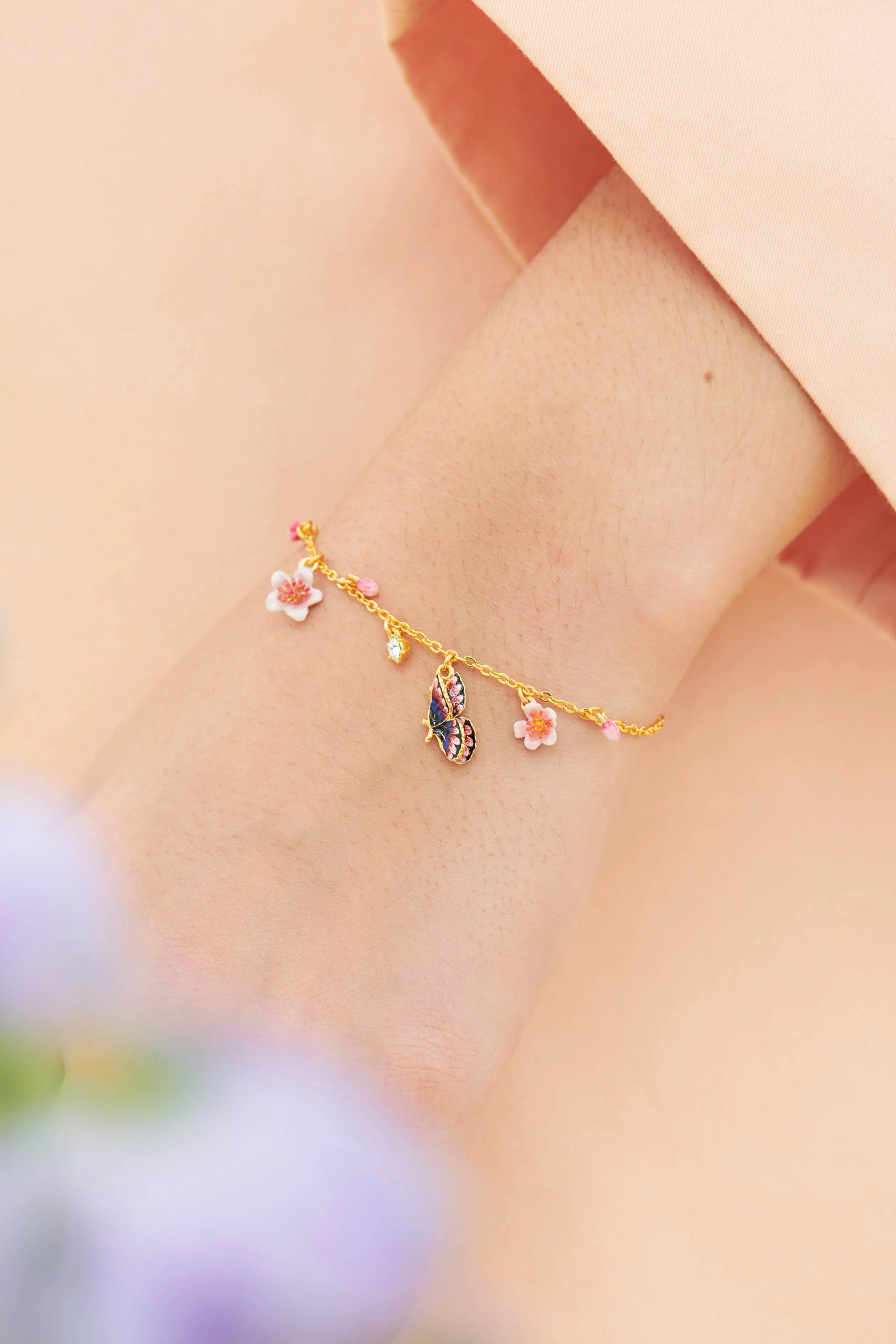 Bracelet fin papillon du japon et petites fleurs de cerisier - Image 2