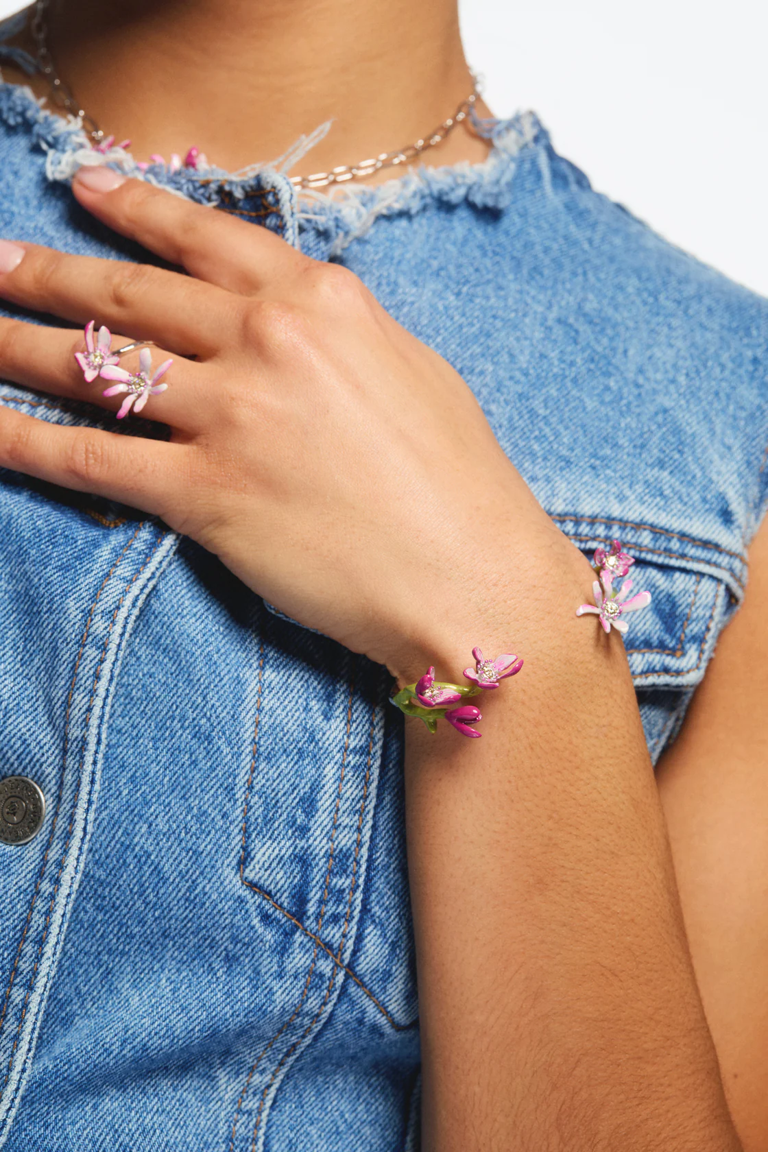Bracelet jonc fin argenté fleurs de magnolia roses et cristaux - Image 2