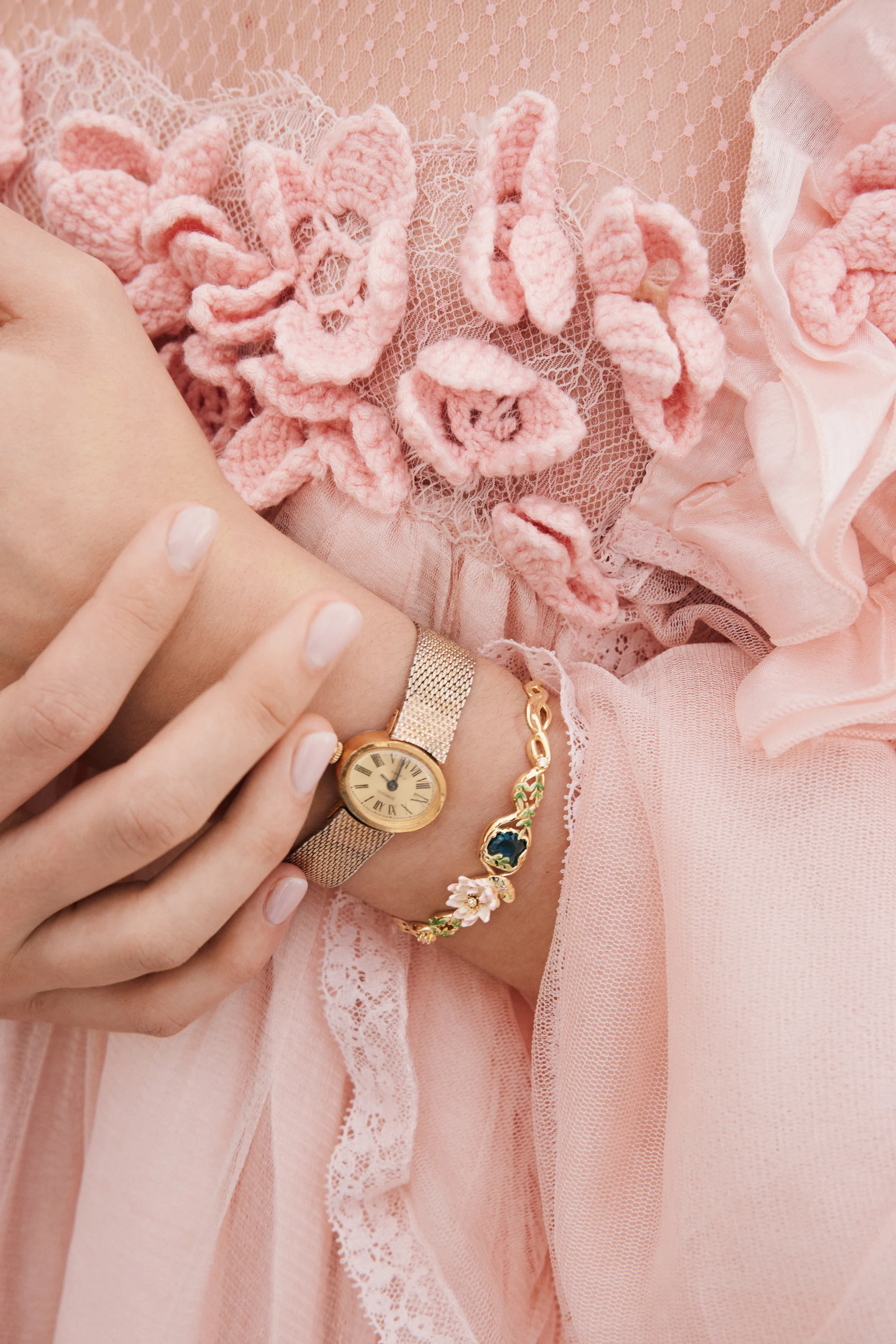 Bracelet jonc nymphéa rose et pierre ronde bleue - Image 2