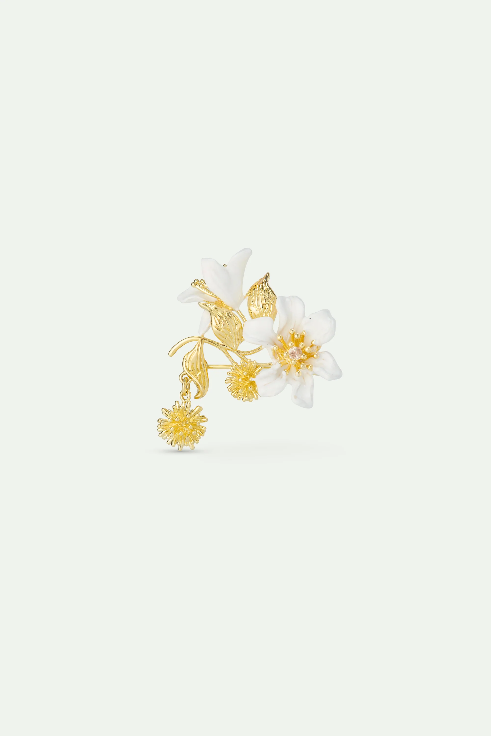 Broche grande fleur de clĂ©matite blanche, feuilles de laurier et corĂȘte du japon