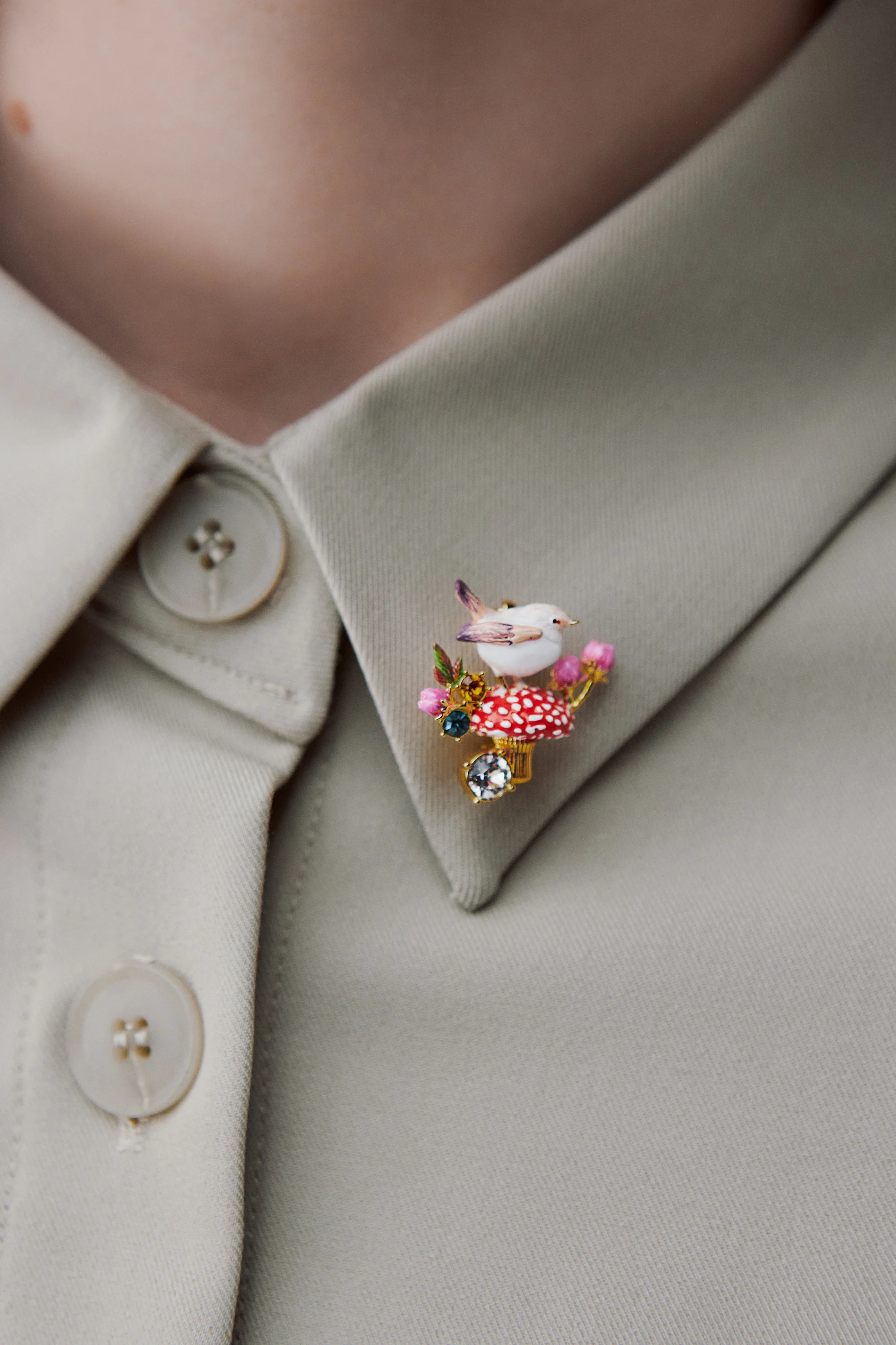 Broche plectrophane des neiges et champignon, bouton de rose et cristaux - Image 2