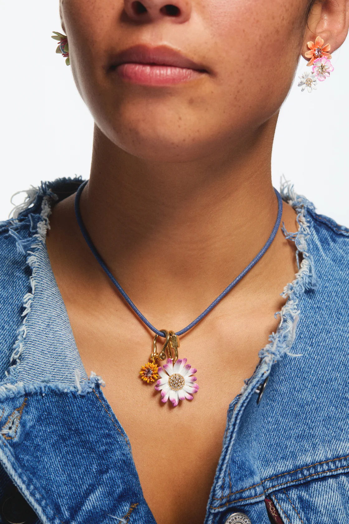 Collier bleu mousqueton et fleurs - Image 2