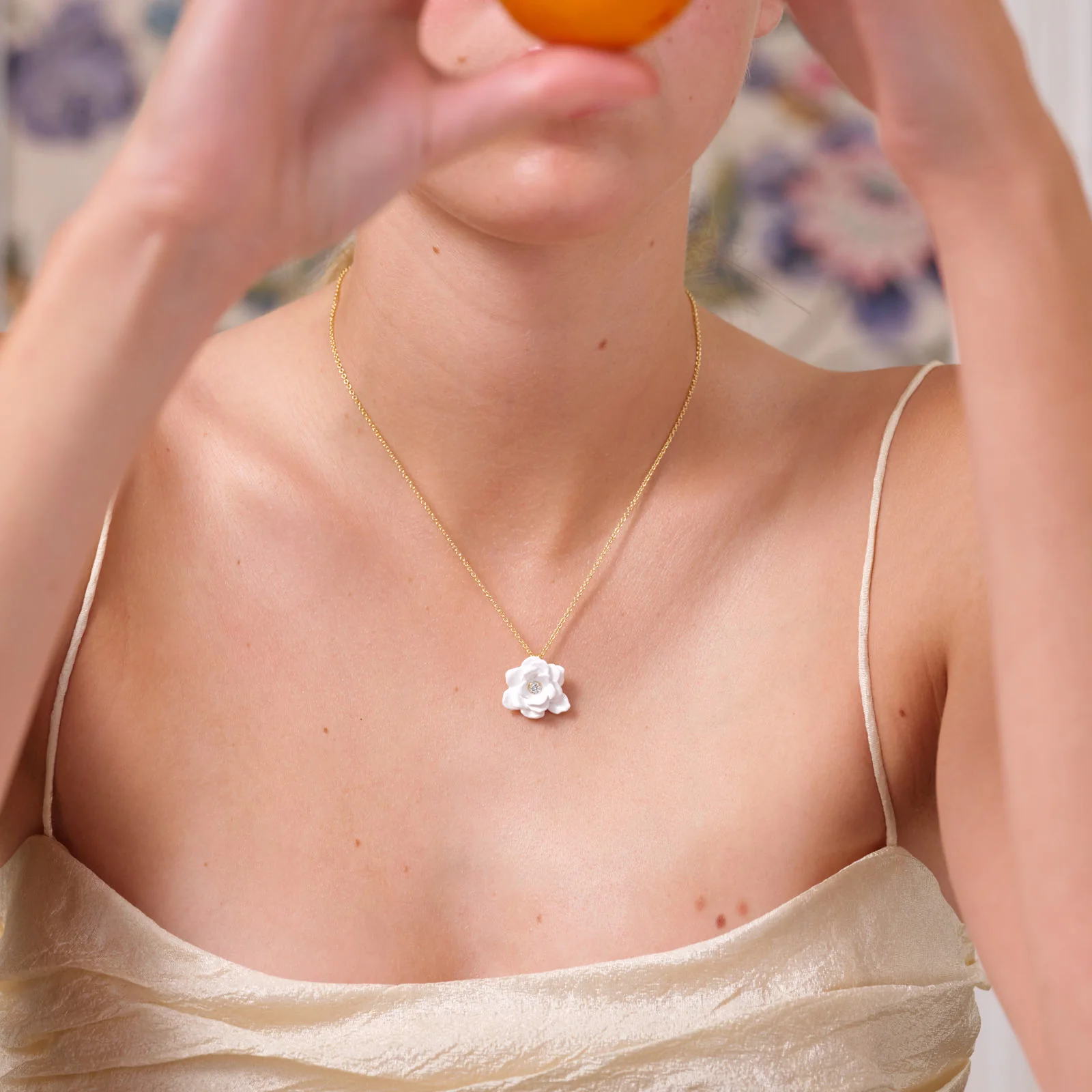 Collier fin gardénia et pierre en verre taillé - Image 5