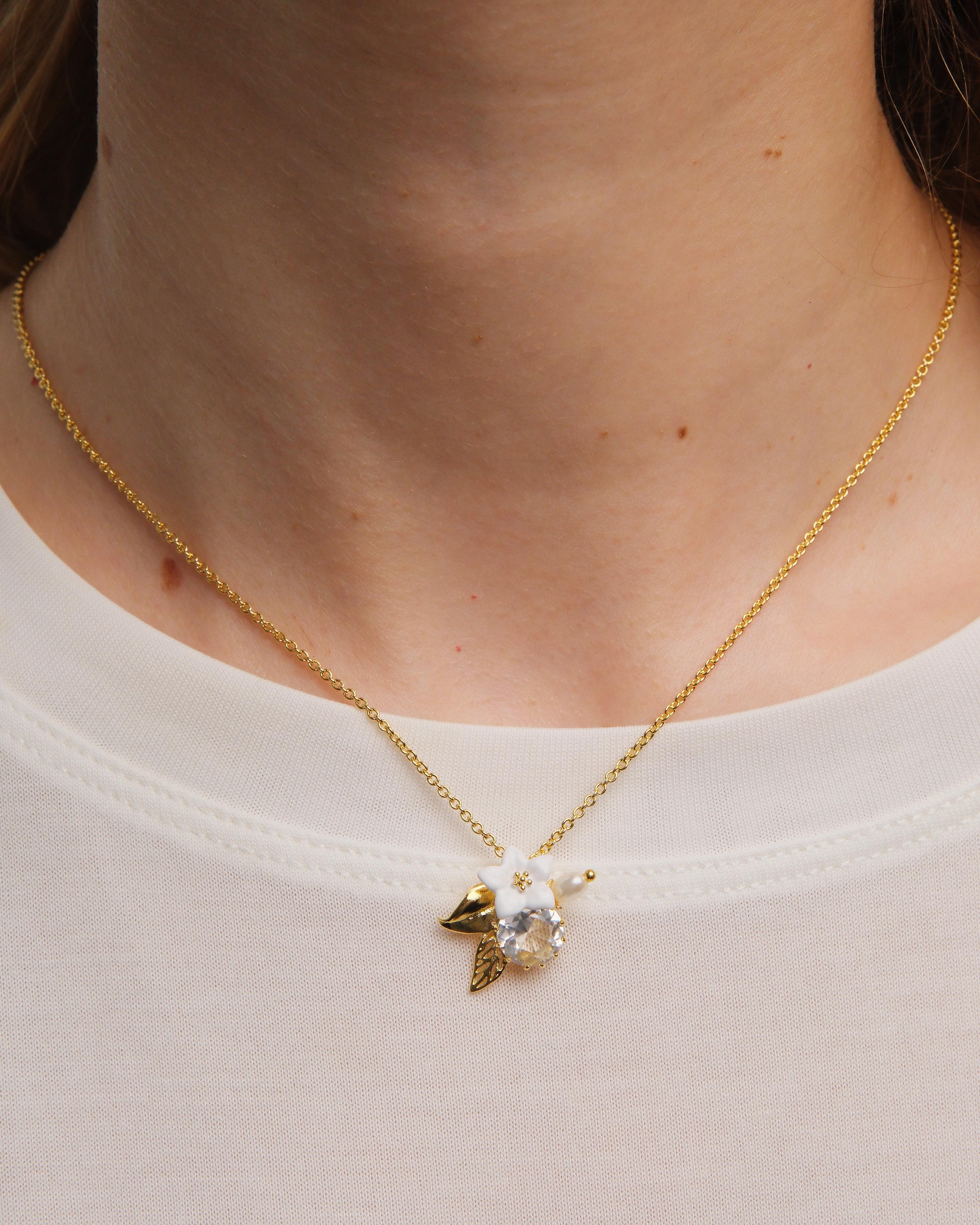 Collier fin jasmin officinal blanc, cristal facetté et perle fantaisie - Image 2