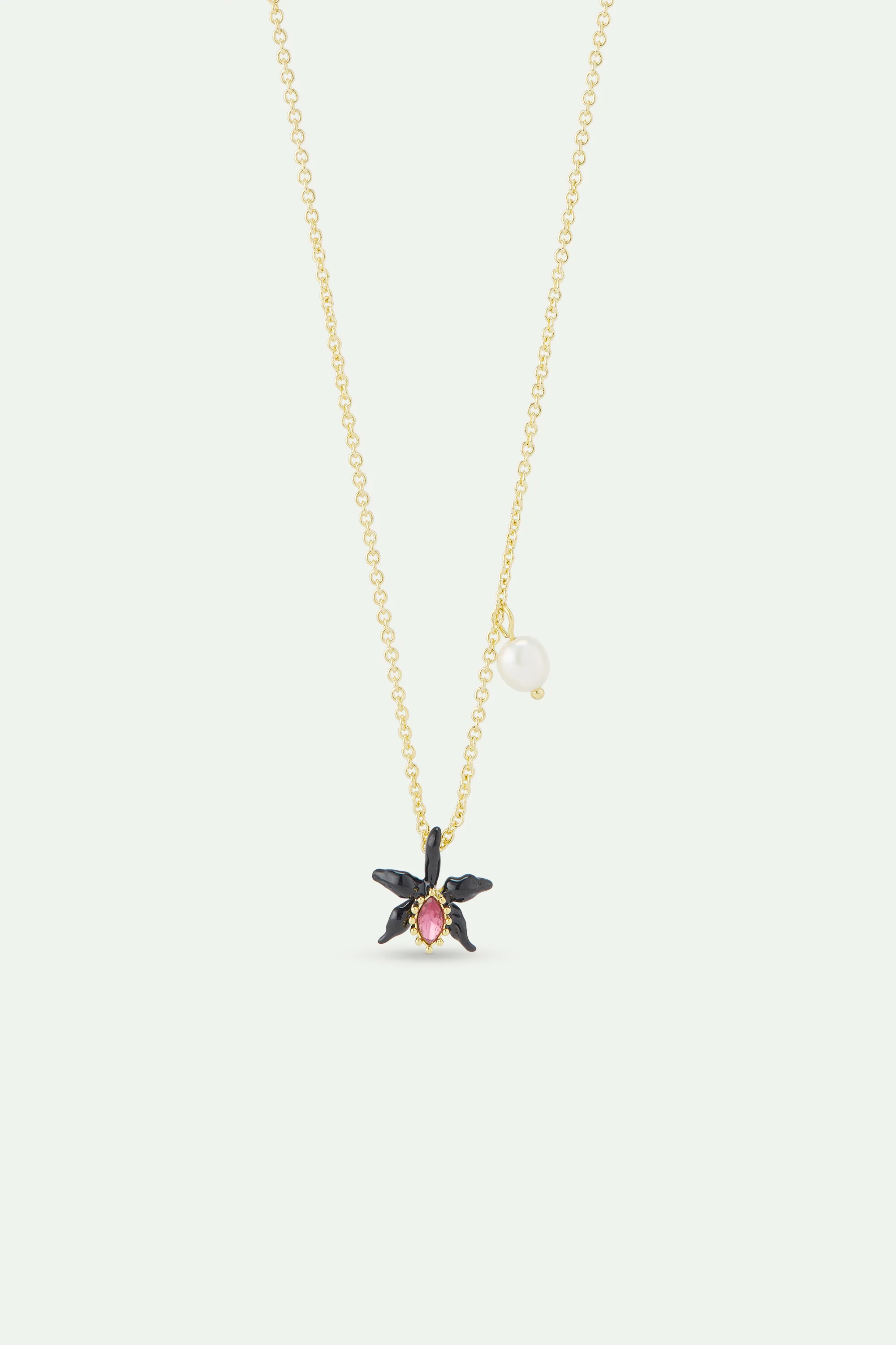 Collier fin pendentif orchidée noire, cristal facetté rose et perle de culture.