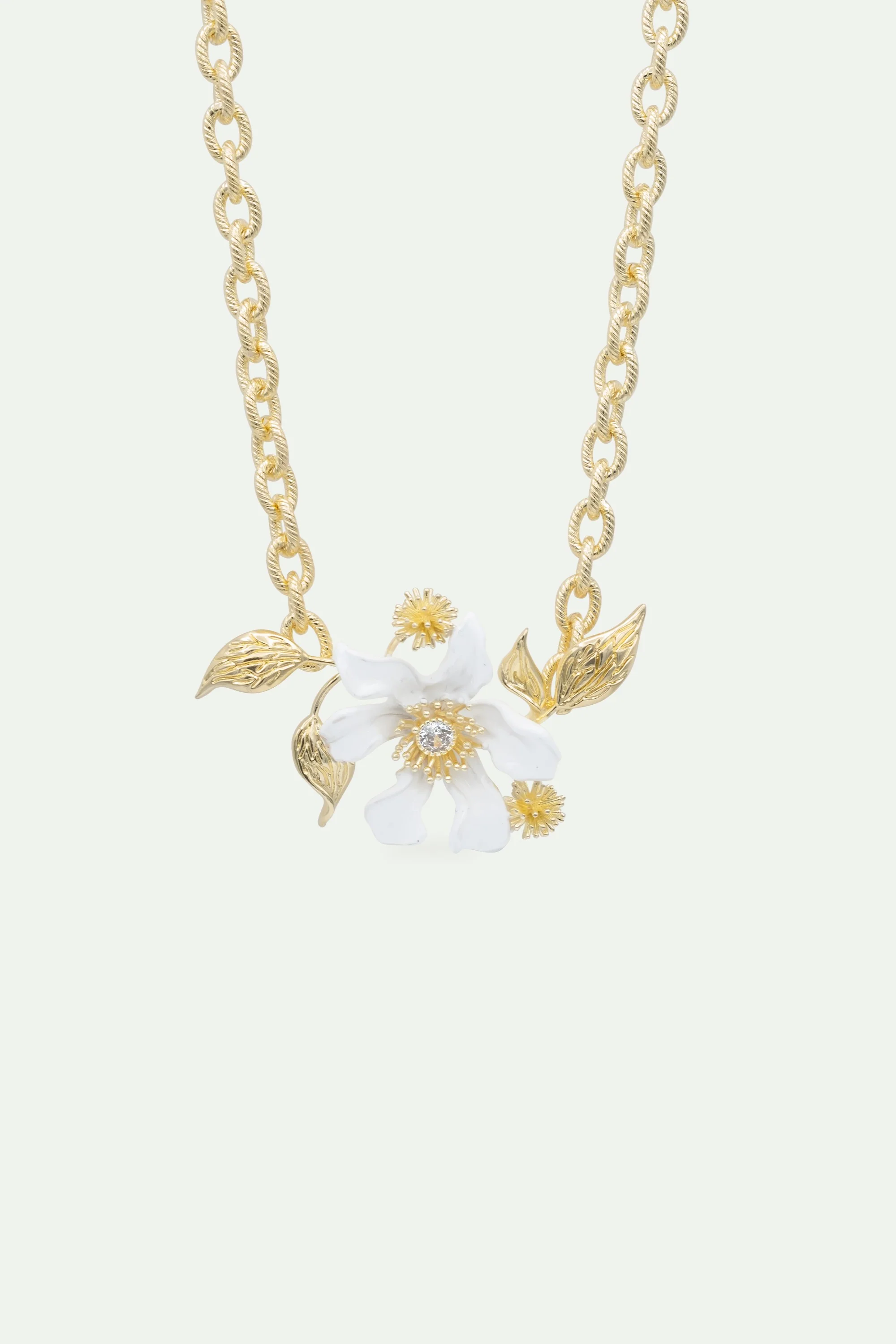 Collier grande fleur de clématite blanche, corête du japon et laurier