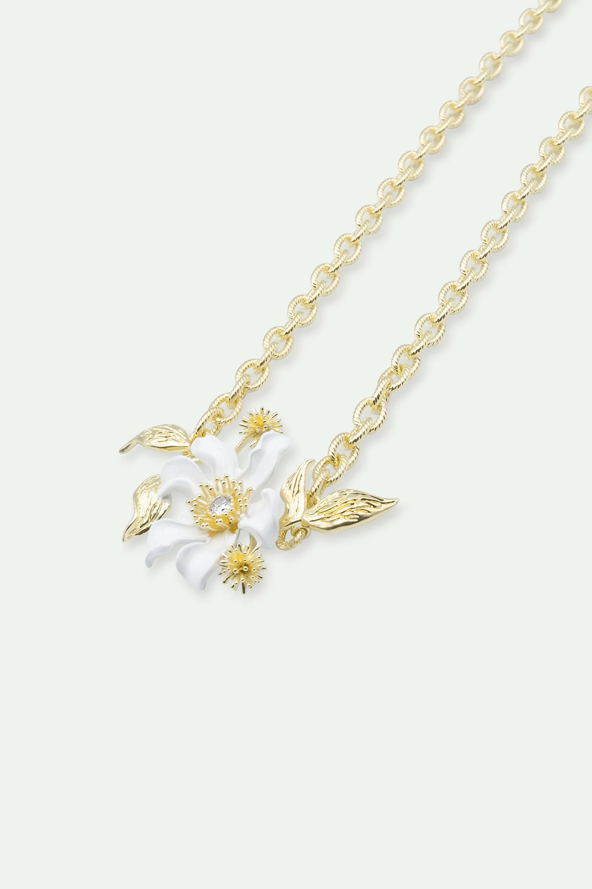 Collier grande fleur de clématite blanche, corête du japon et laurier - Image 3