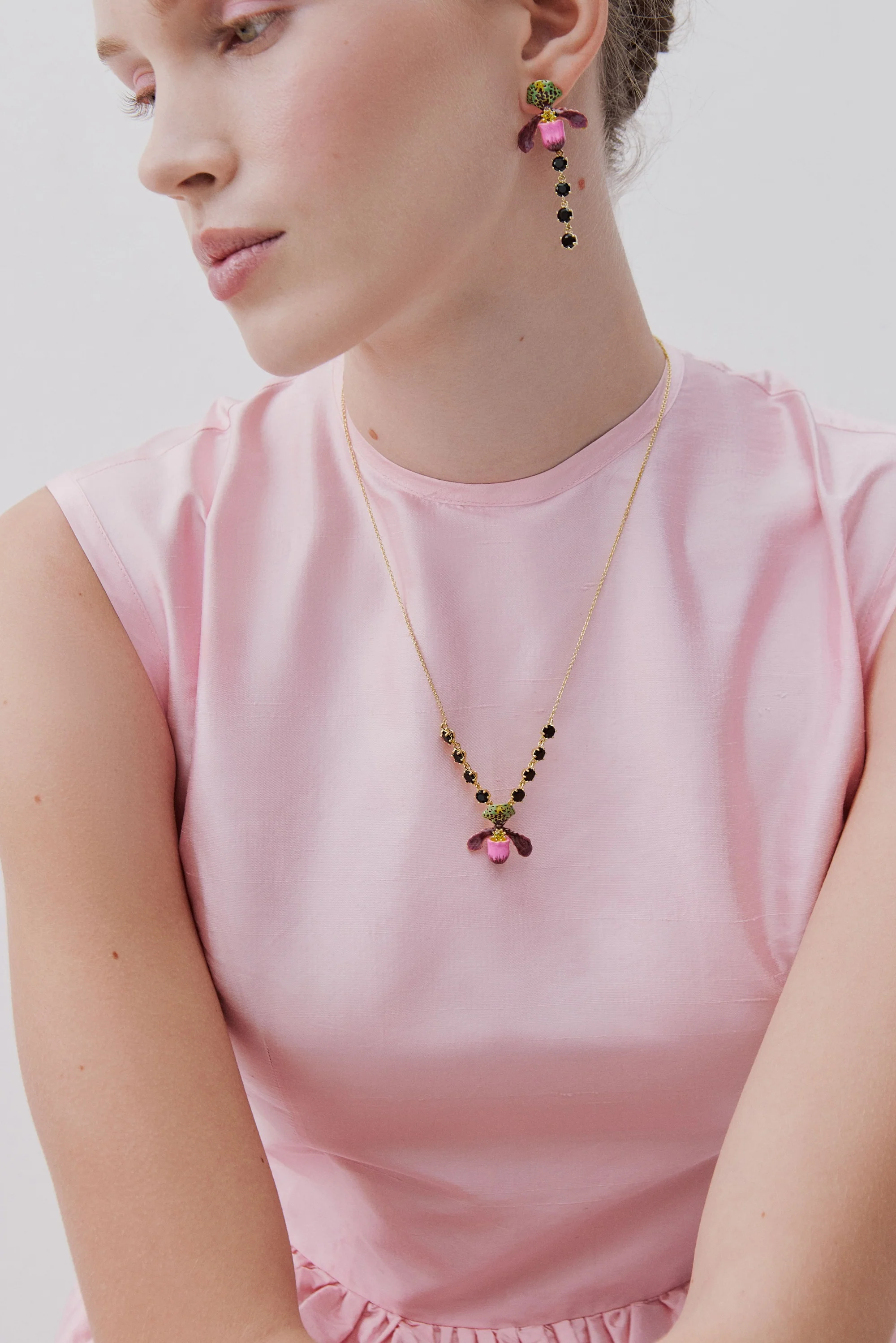 Collier orchidée violette et pierres en verre facetté noir - Image 2
