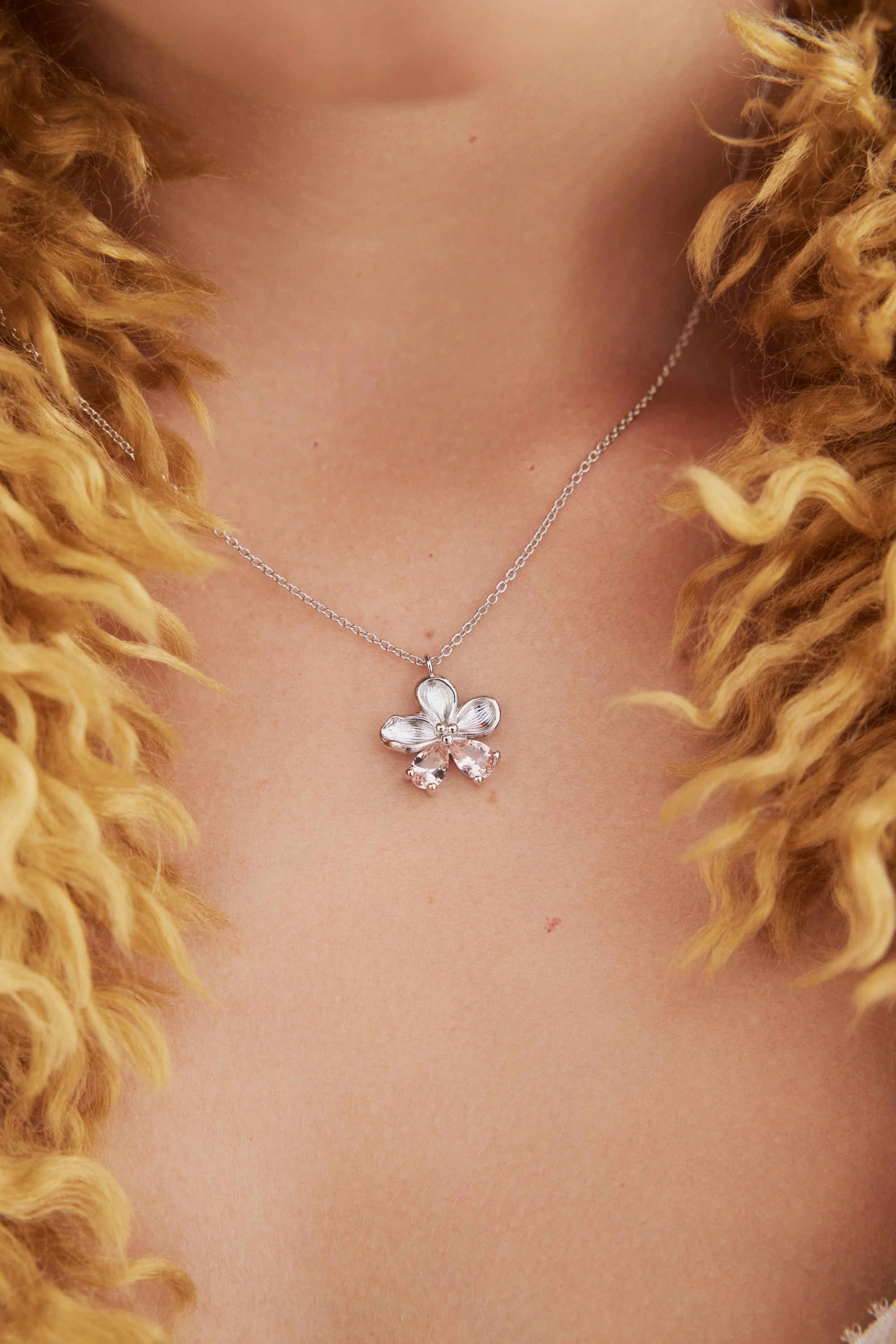 Collier pendentif argenté fleur de cerisier et pierres roses - Image 2