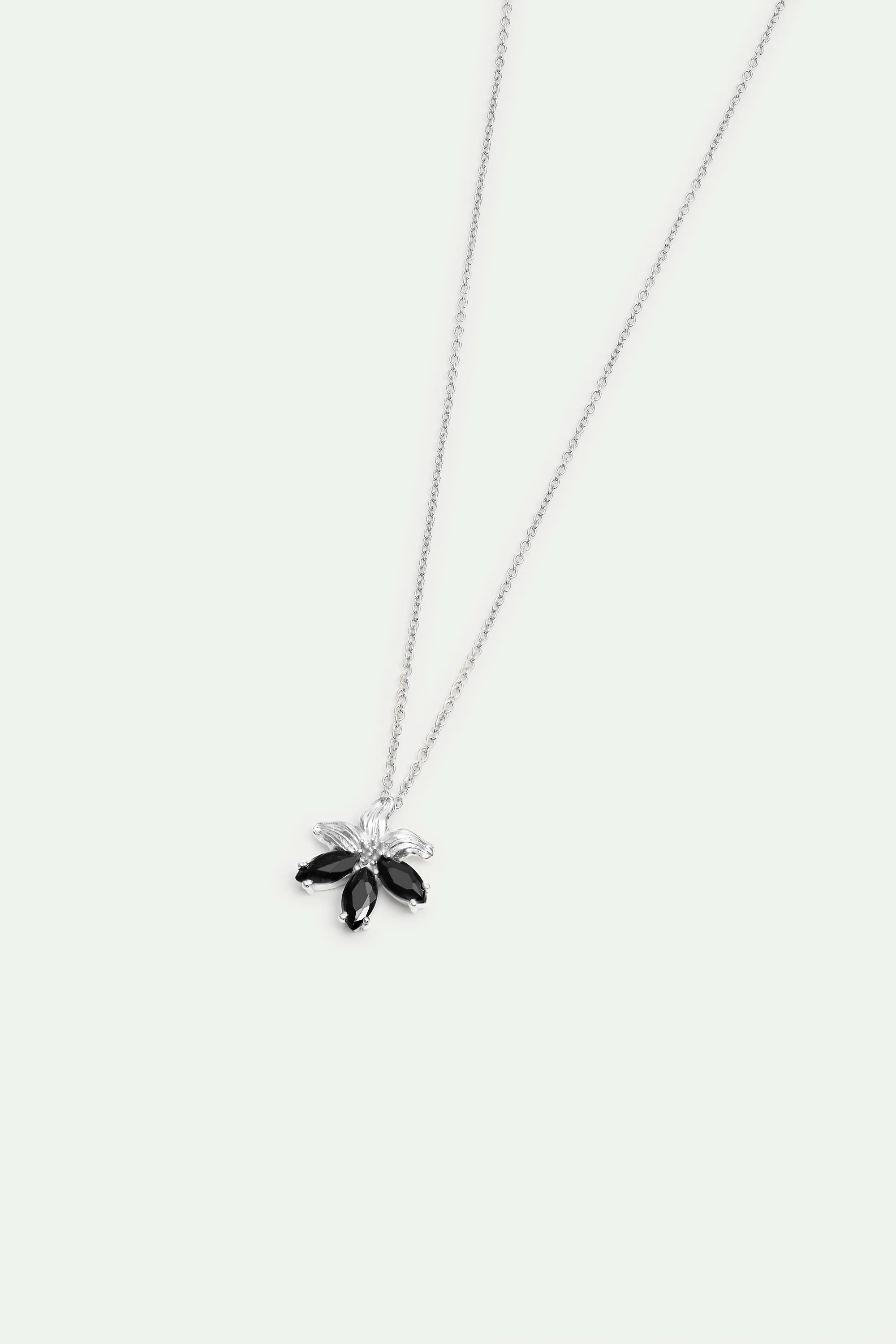 Collier pendentif argenté fleur de lys et pierres noires - Image 3