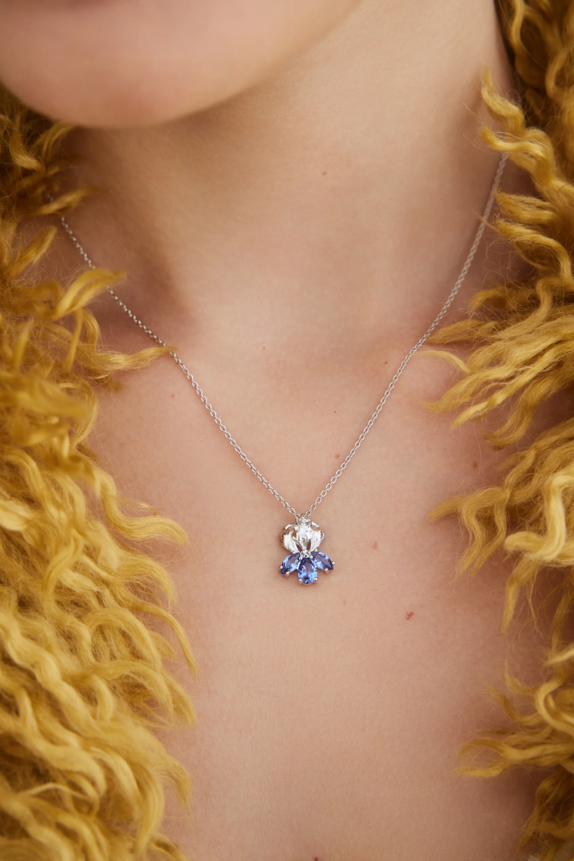 Collier pendentif argenté iris et pierres bleues - Image 2