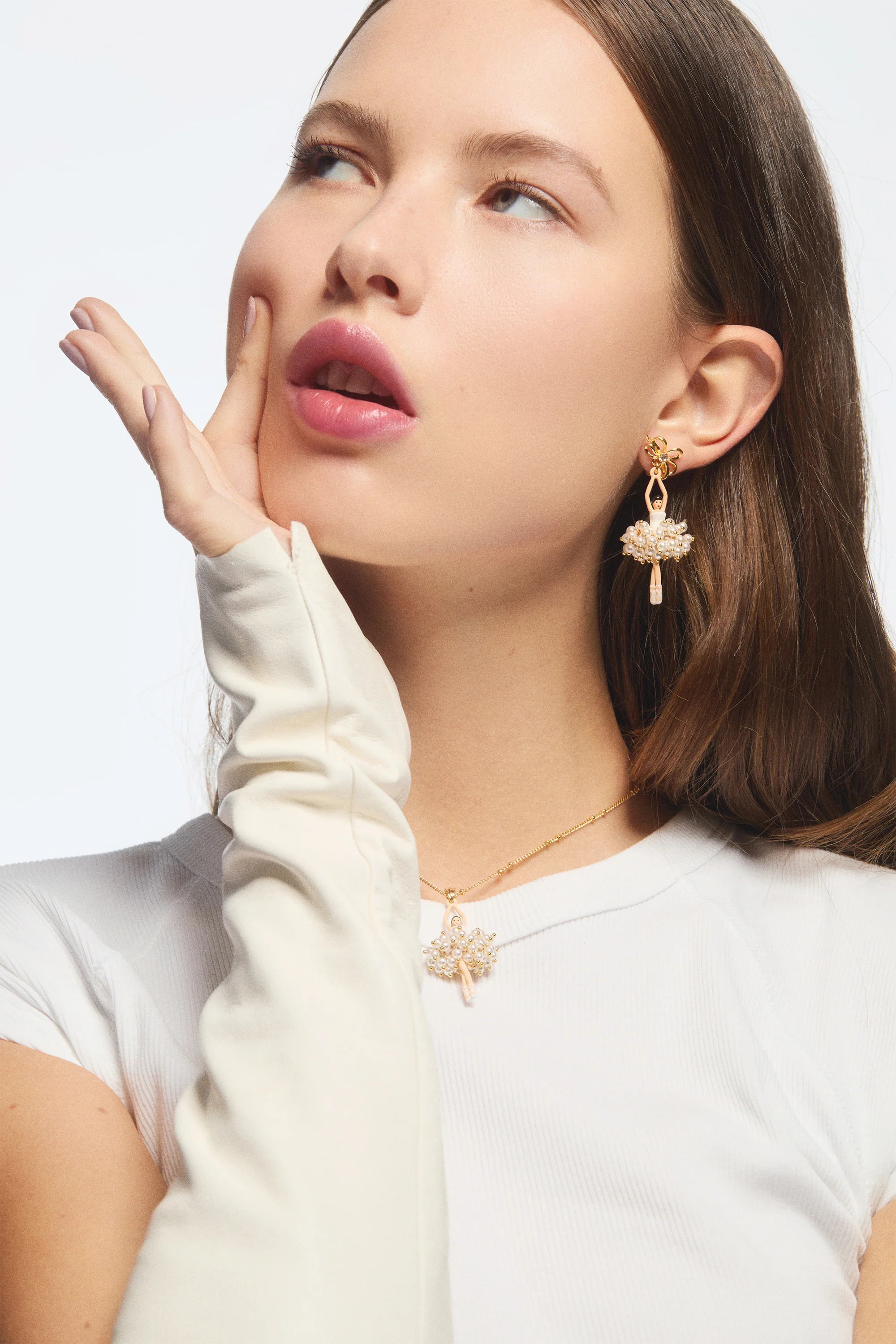 Collier pendentif Ballerine perles blanches et noeud doré - Image 2
