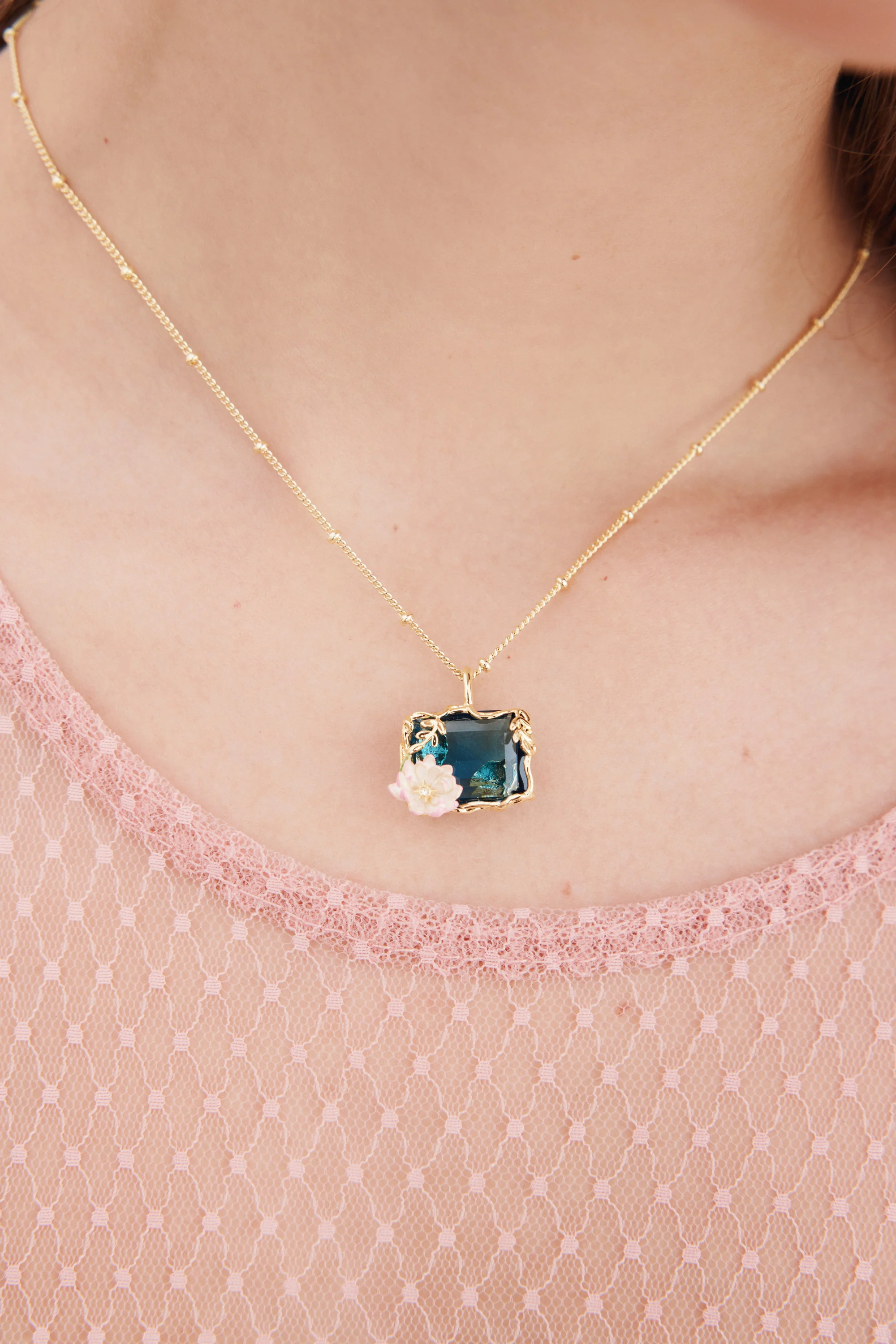 Collier pendentif bassin aux nymphéas bleu et rose - Image 2