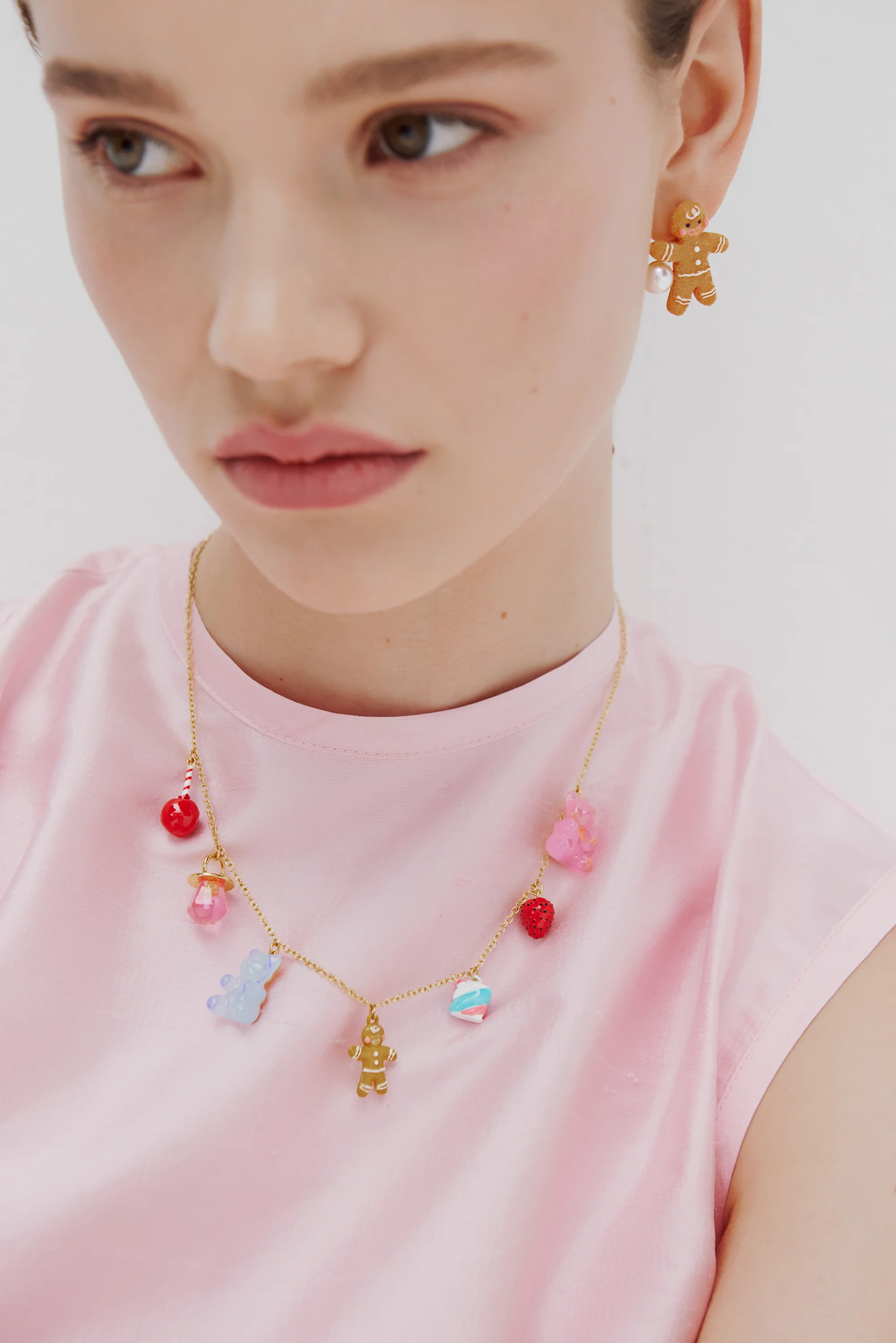 Collier pendentif bohnomme en pain d'épices, oursons en guimauve, sucette et fraise - Image 2