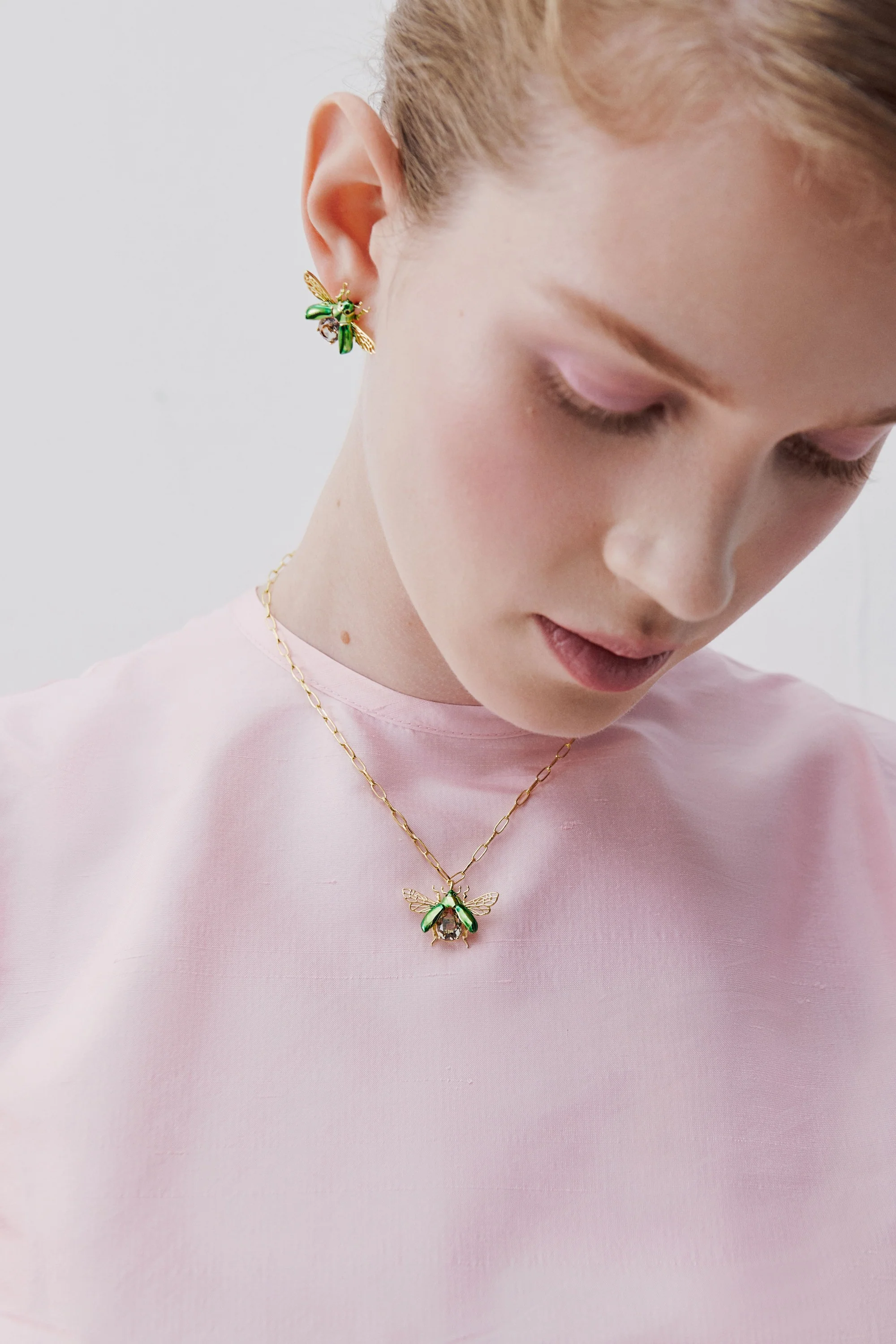 Collier pendentif cétoine verte volante et pierre facettée noire - Image 2