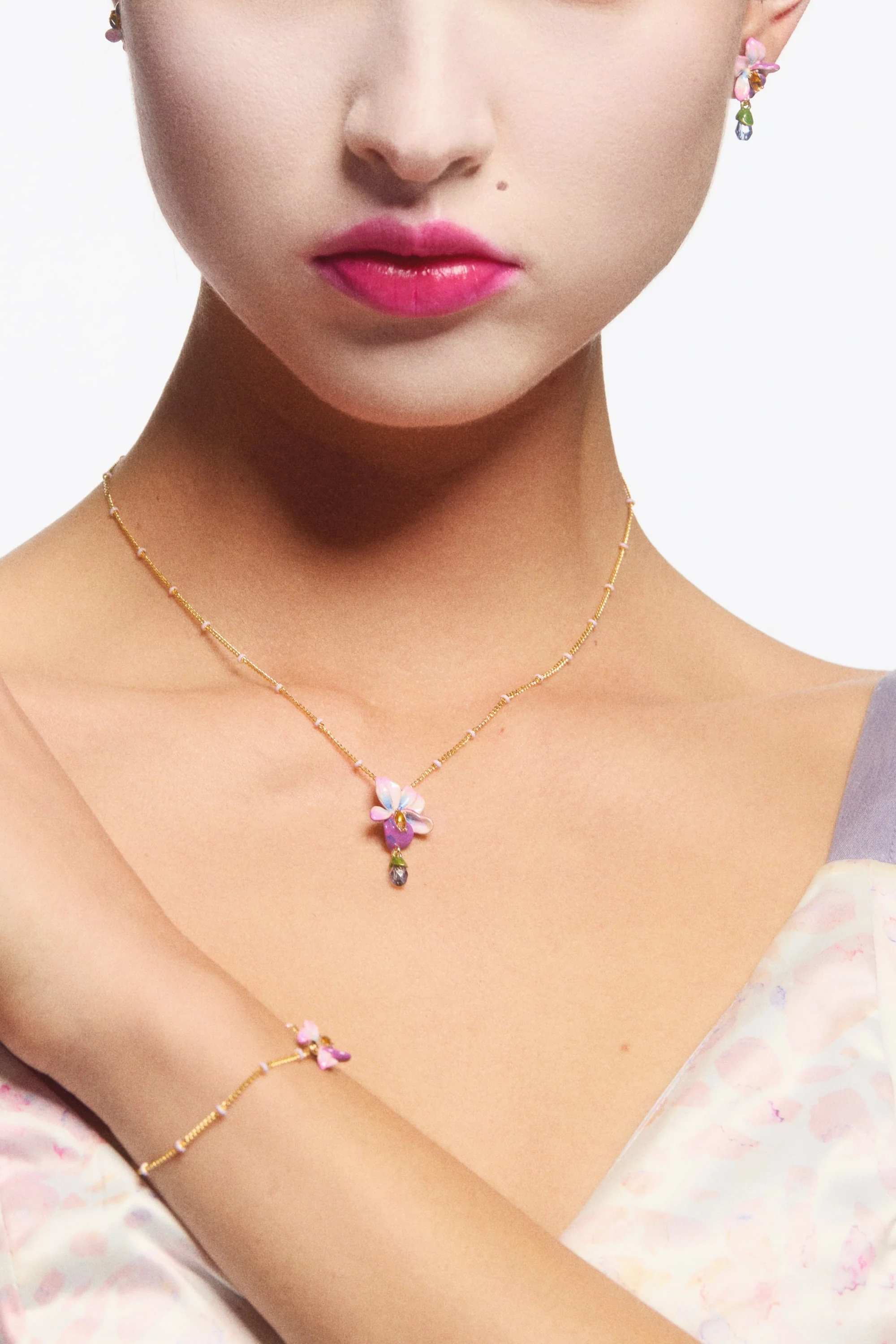Collier pendentif chaine perlée fleur de violette et pierre bleue pendante - Image 2