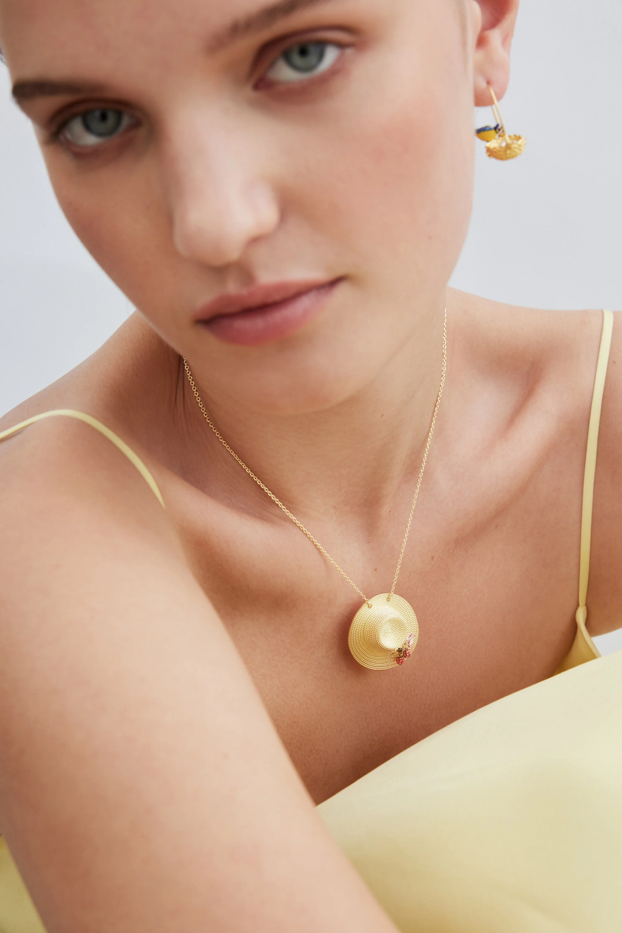 Collier pendentif chapeau doré, cosmos, abeille, framboise et cristal rose - Image 2