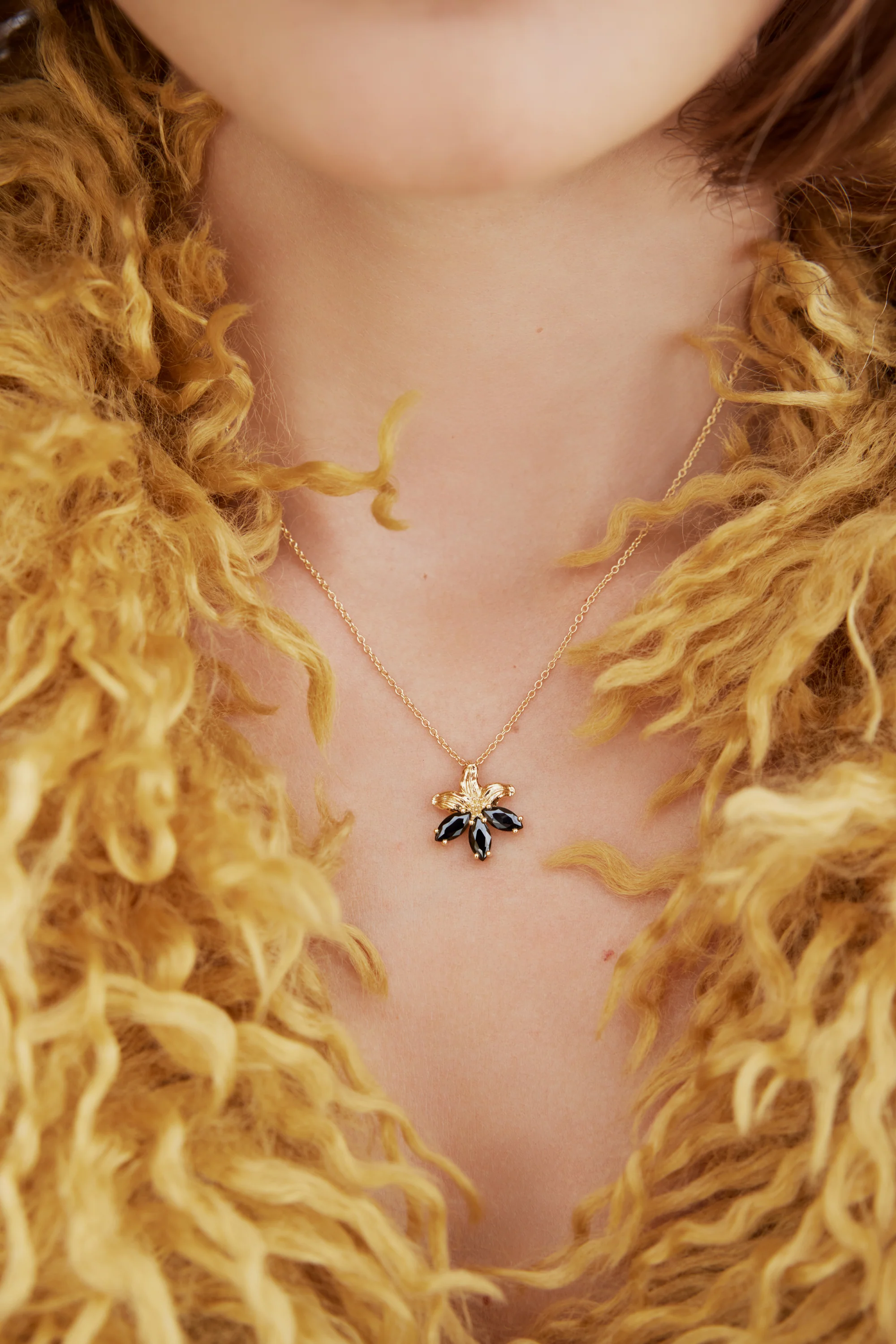 Collier pendentif doré fleur de lys et pierres noires - Image 2