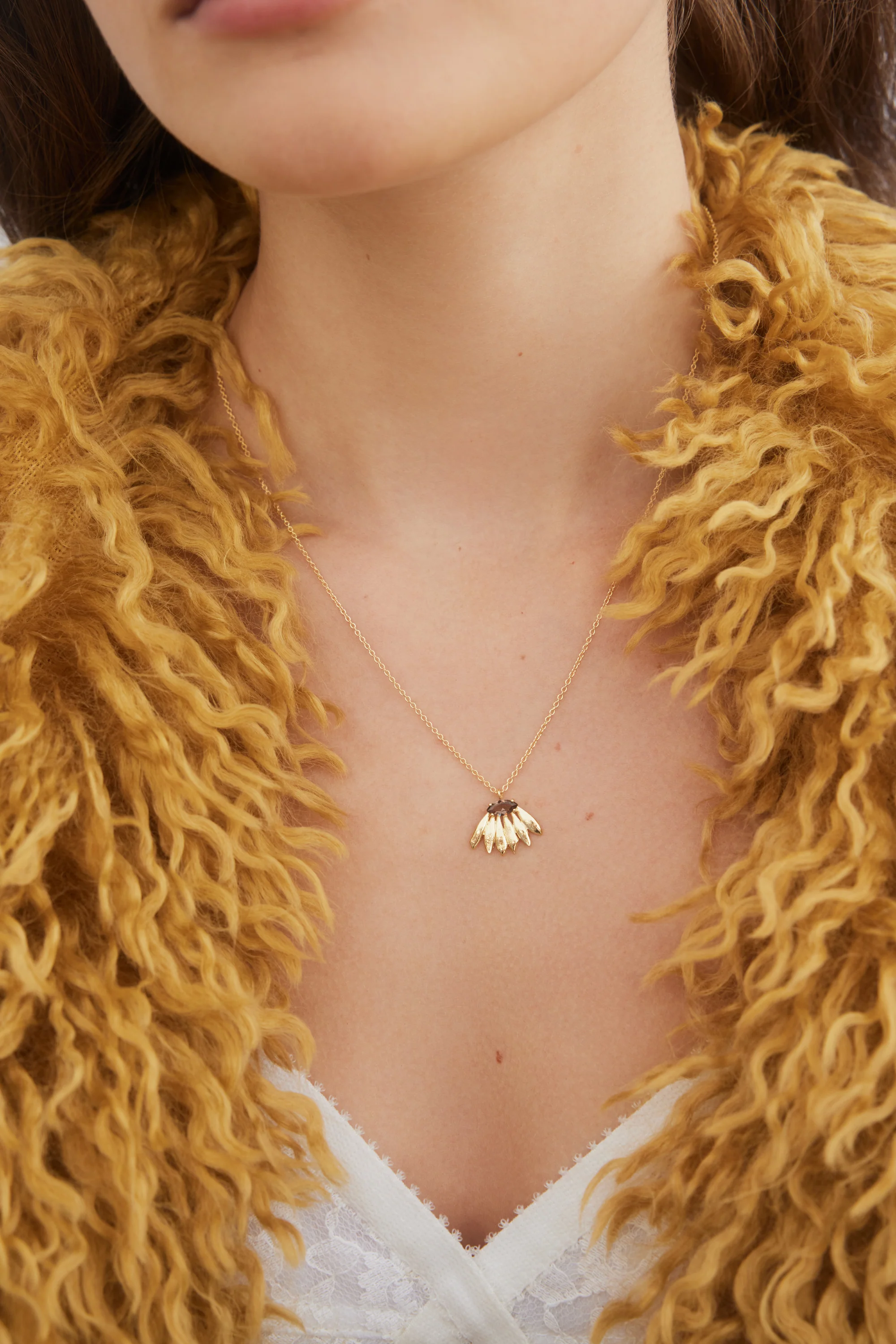 Collier pendentif doré fleur de tournesol et pierre violette - Image 2