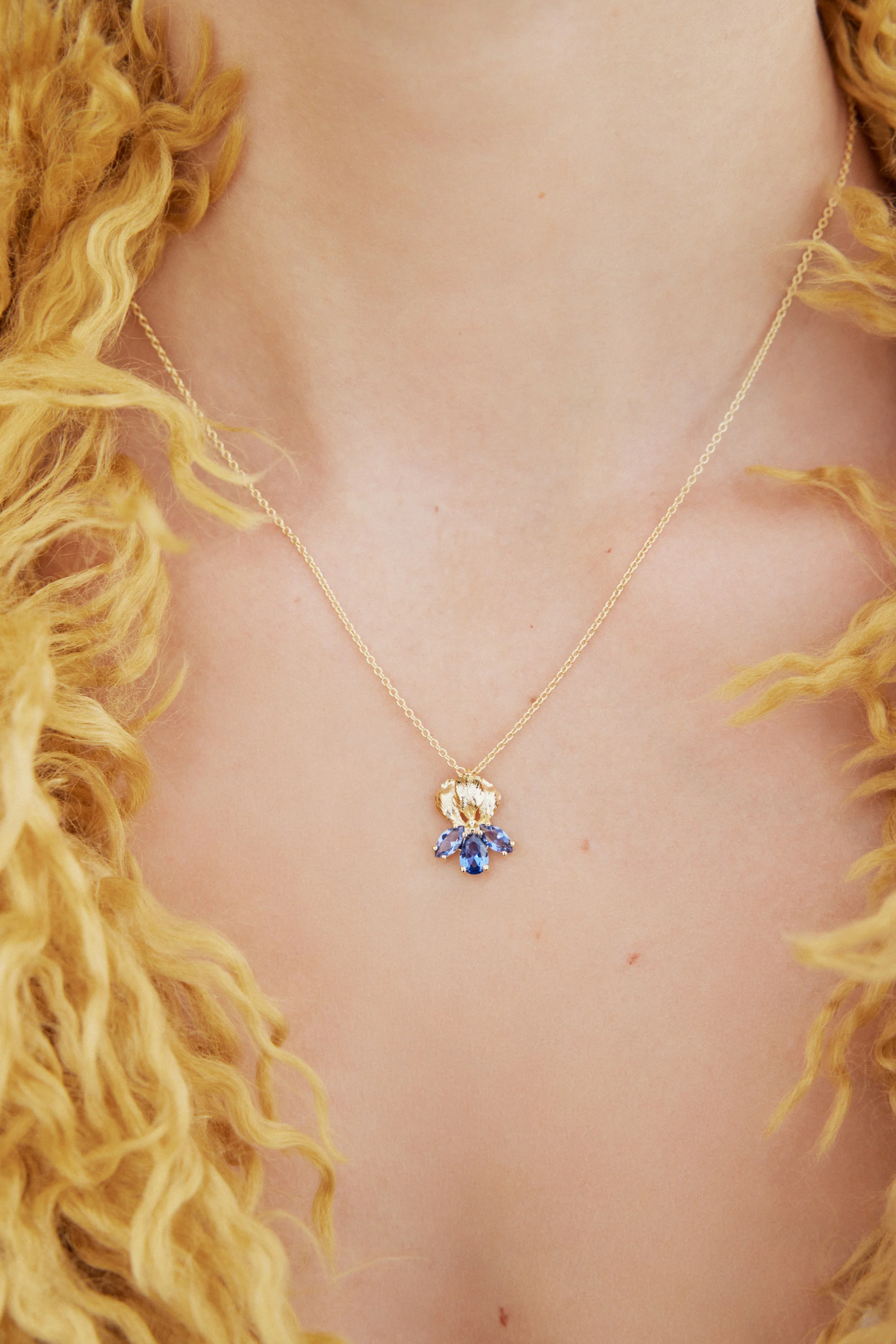 Collier pendentif doré iris et pierres bleues - Image 2