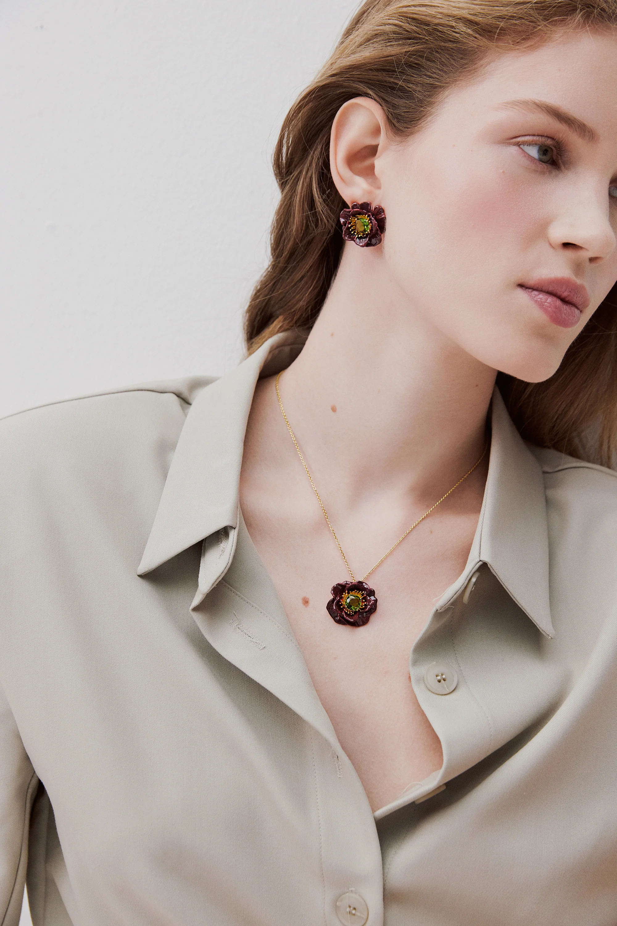 Collier pendentif fleur d'anémone bordeaux et pierre facettée verte - Image 2