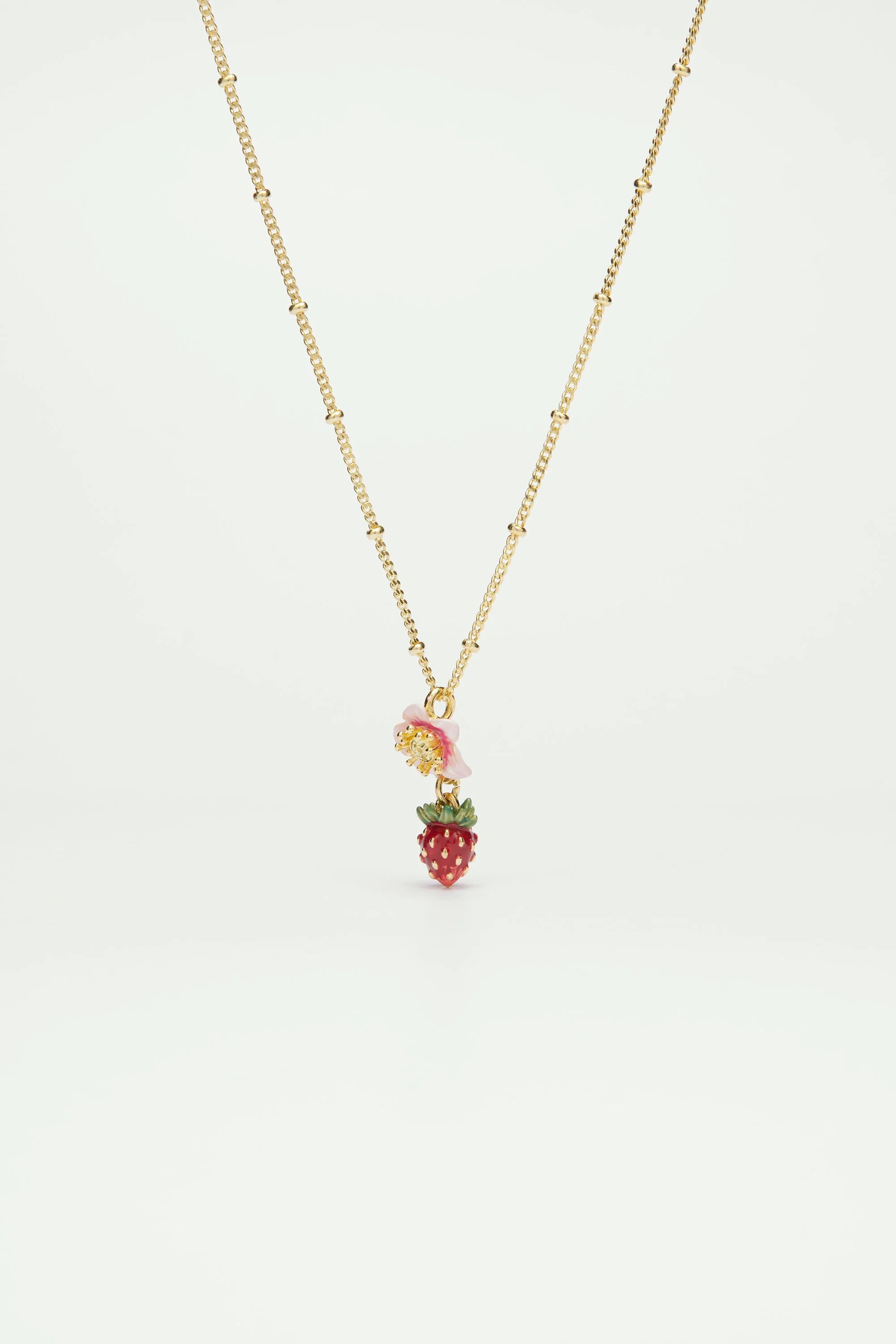Collier pendentif fraise des bois et fleur rose