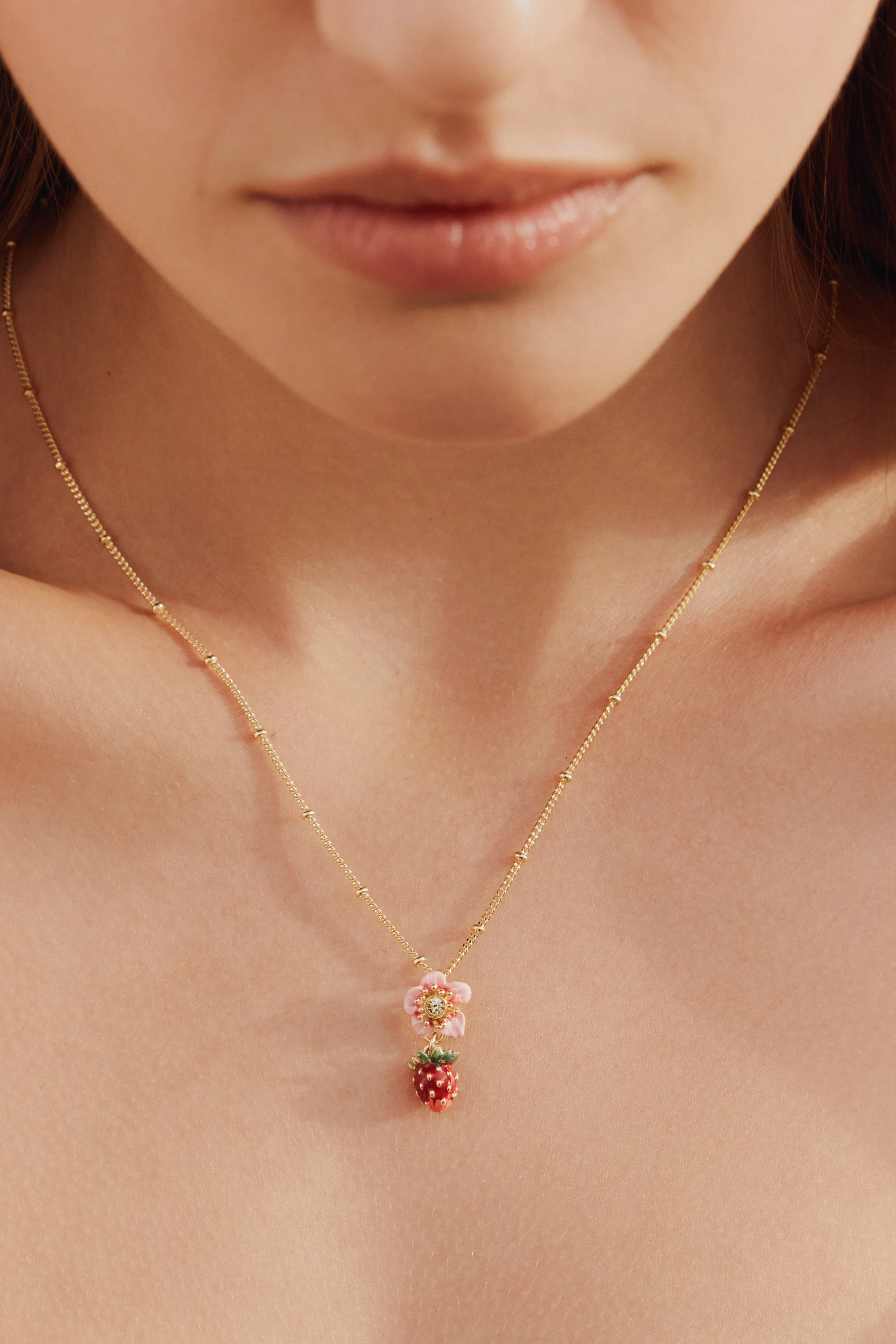 Collier pendentif fraise des bois et fleur rose - Image 2